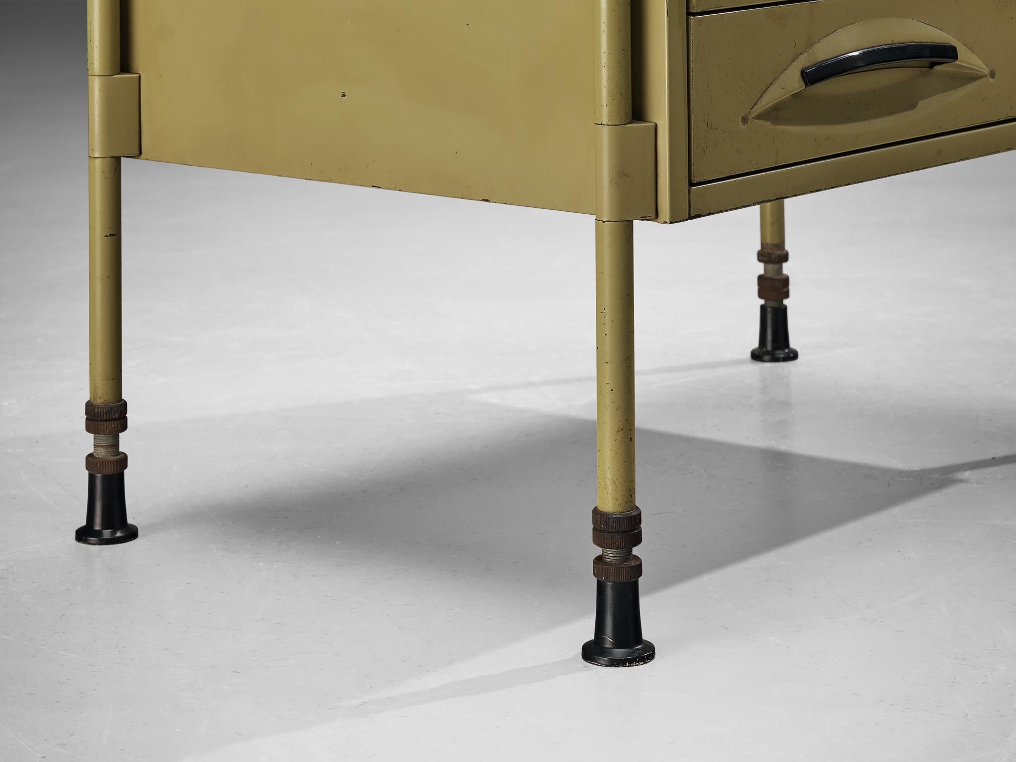 Acier Studio BBPR pour Olivetti 'Spazio' Table d'appoint ou petite armoire  en vente