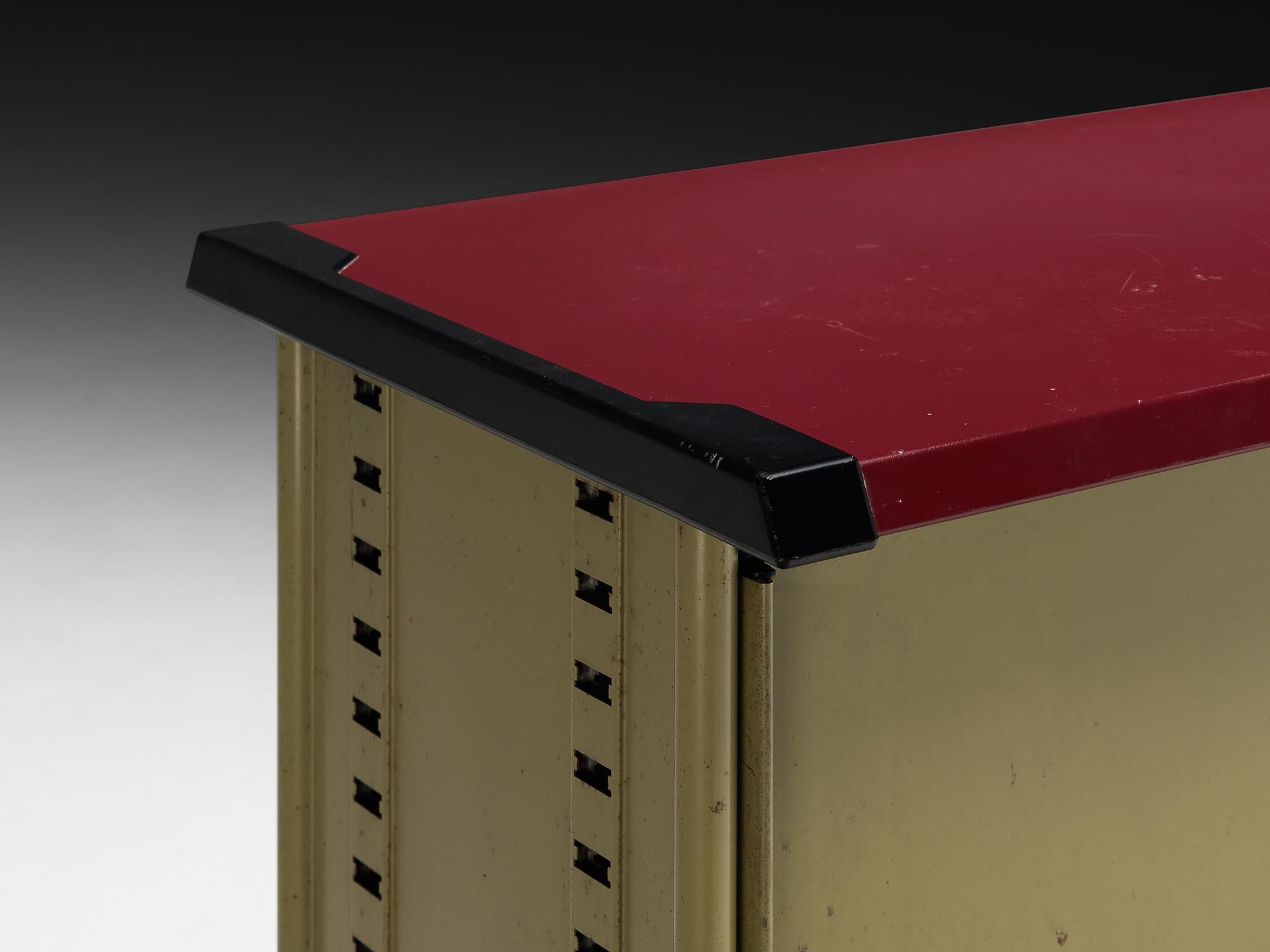 Mid-Century moderno Studio BBPR per Olivetti 'Spazio' Credenza in acciaio Greene & Greene con piano rosso in vendita