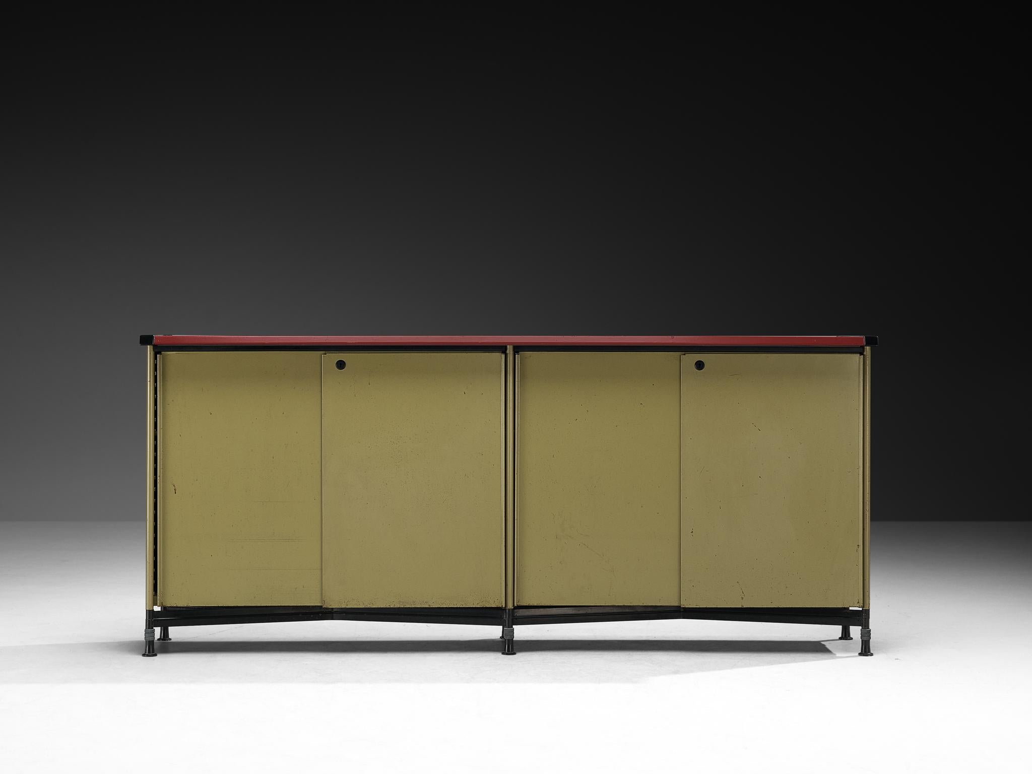 Italiano Studio BBPR per Olivetti 'Spazio' Credenza in acciaio Greene & Greene con piano rosso in vendita