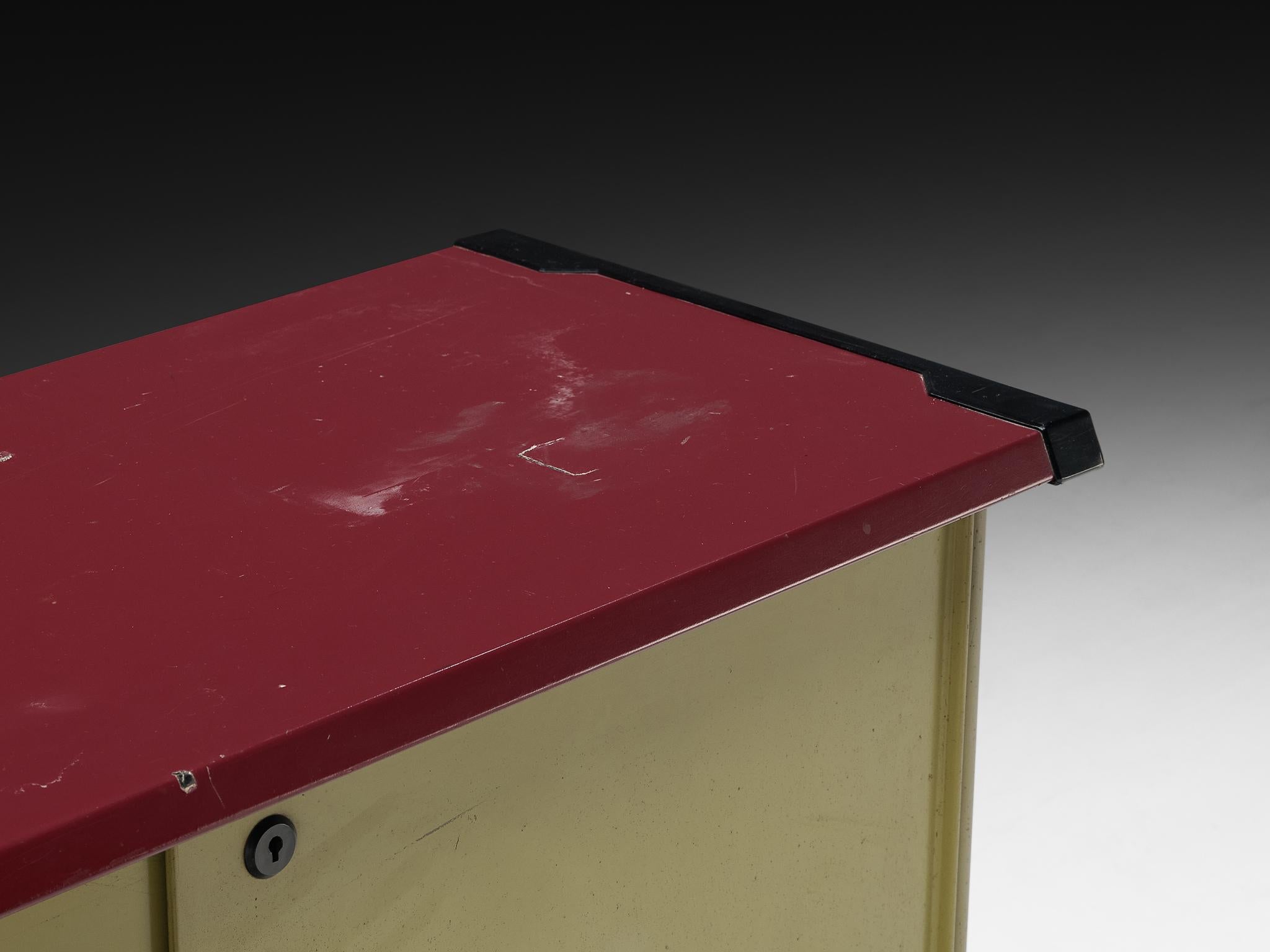 Studio BBPR per Olivetti 'Spazio' Credenza in acciaio Greene & Greene con piano rosso In condizioni buone in vendita a Waalwijk, NL