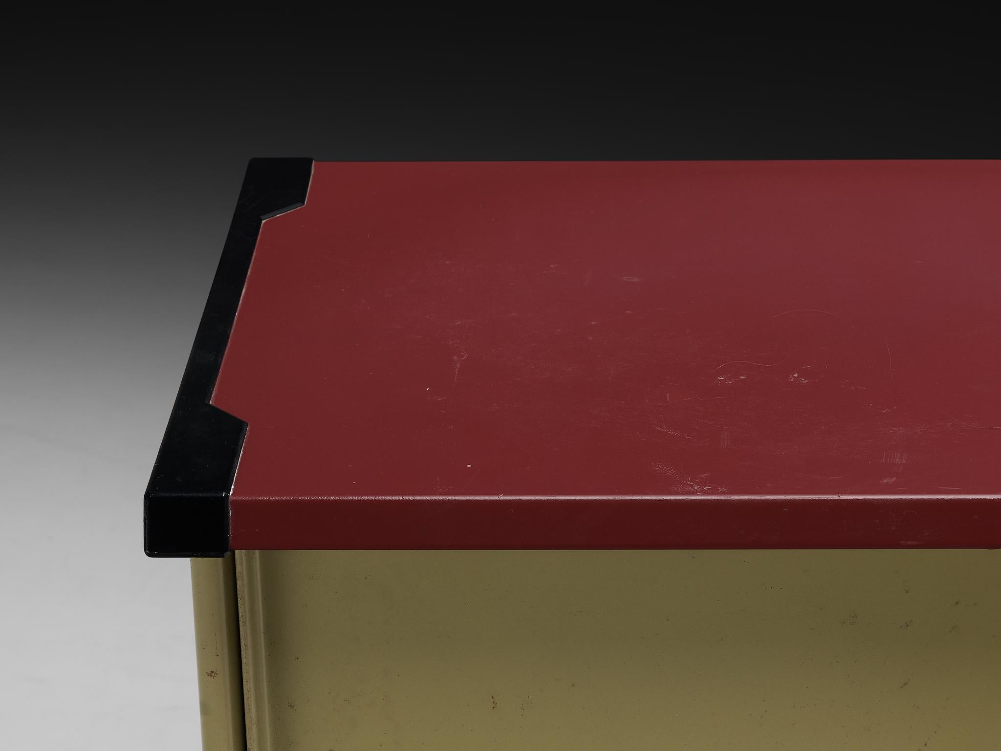 Studio BBPR per Olivetti 'Spazio' Credenza in acciaio Greene & Greene con piano rosso in vendita 1