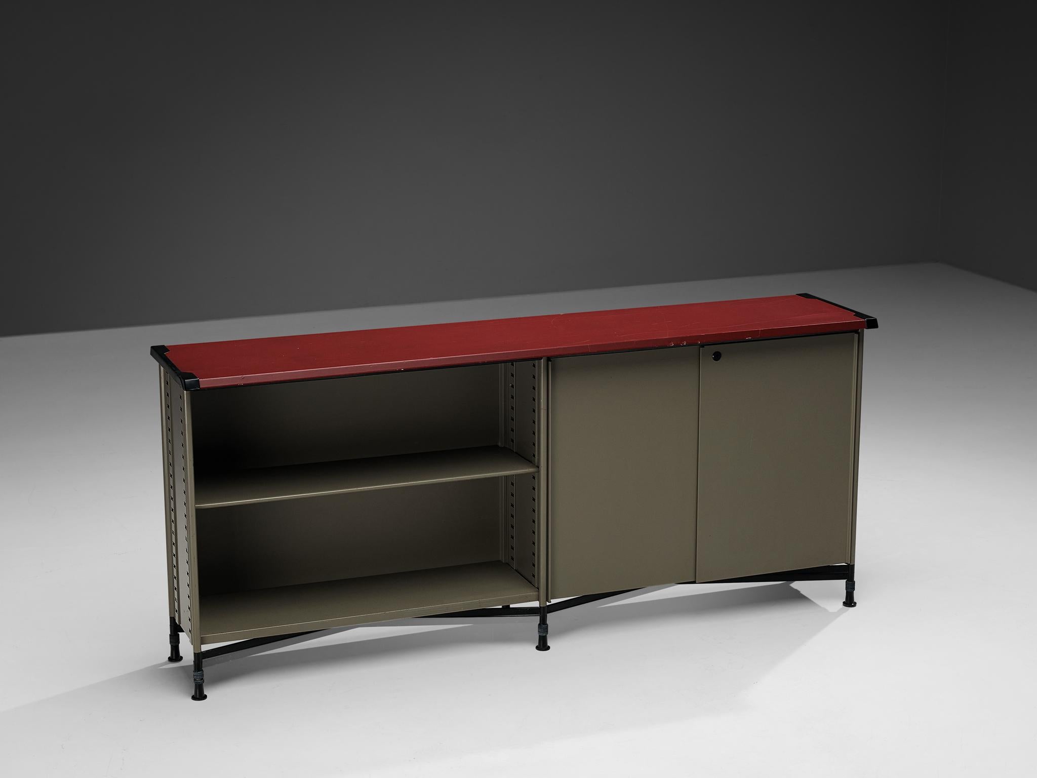 Studio BBPR per Olivetti, credenza 'Spazio', acciaio rivestito, vinile, plastica, Italia, design 1959/60, produzione 1960 

Nel 1954 Olivetti, l'azienda italiana produttrice di apparecchiature per ufficio, assunse BBPR per progettare il suo showroom