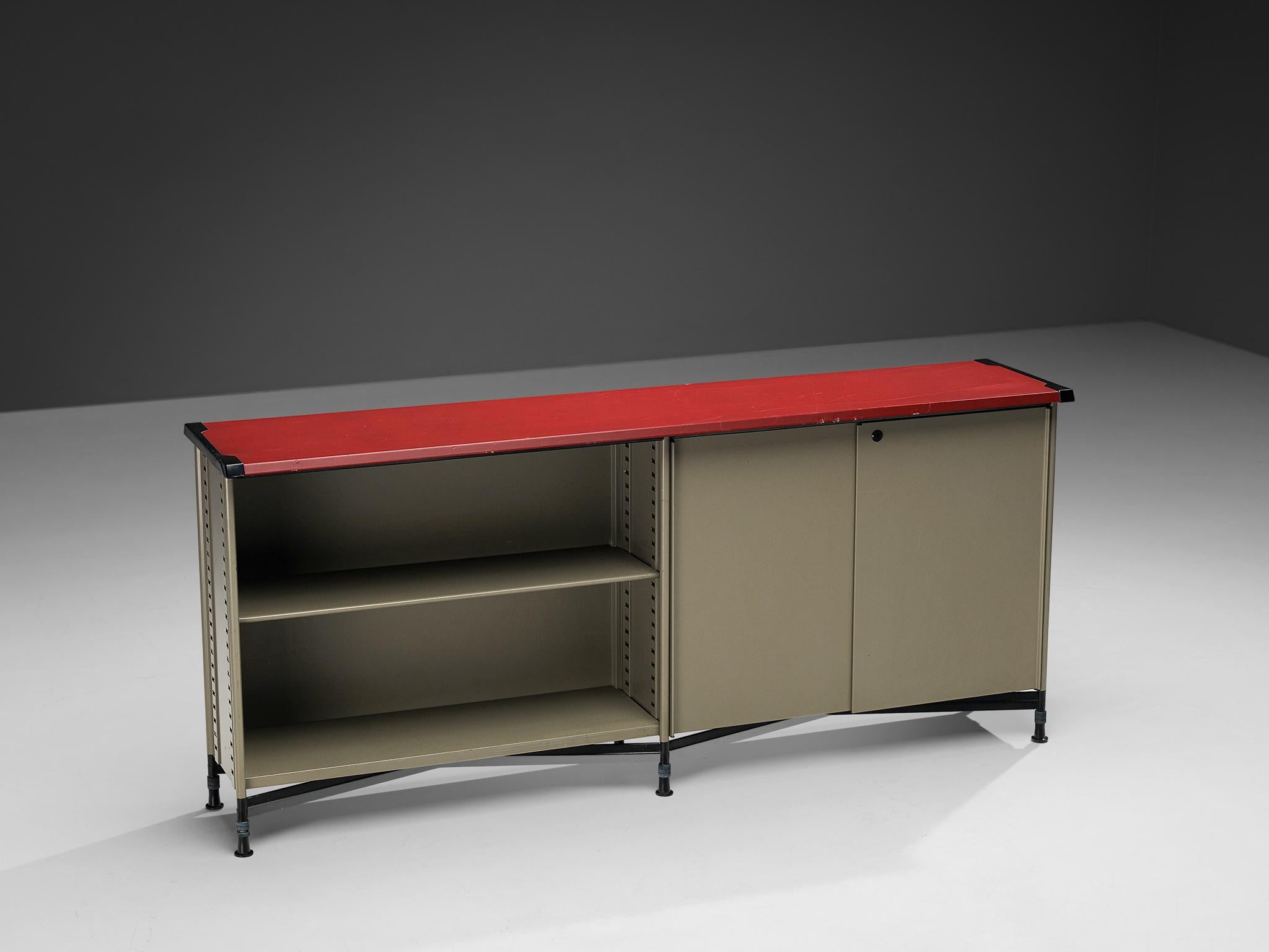 Studio BBPR para Olivetti, aparador 'Spazio', acero revestido, vinilo, plástico, Italia, diseño 1959/60, producción años 60 

En 1954, Olivetti, el fabricante italiano de equipos de oficina, contrató a BBPR para diseñar su sala de exposiciones de