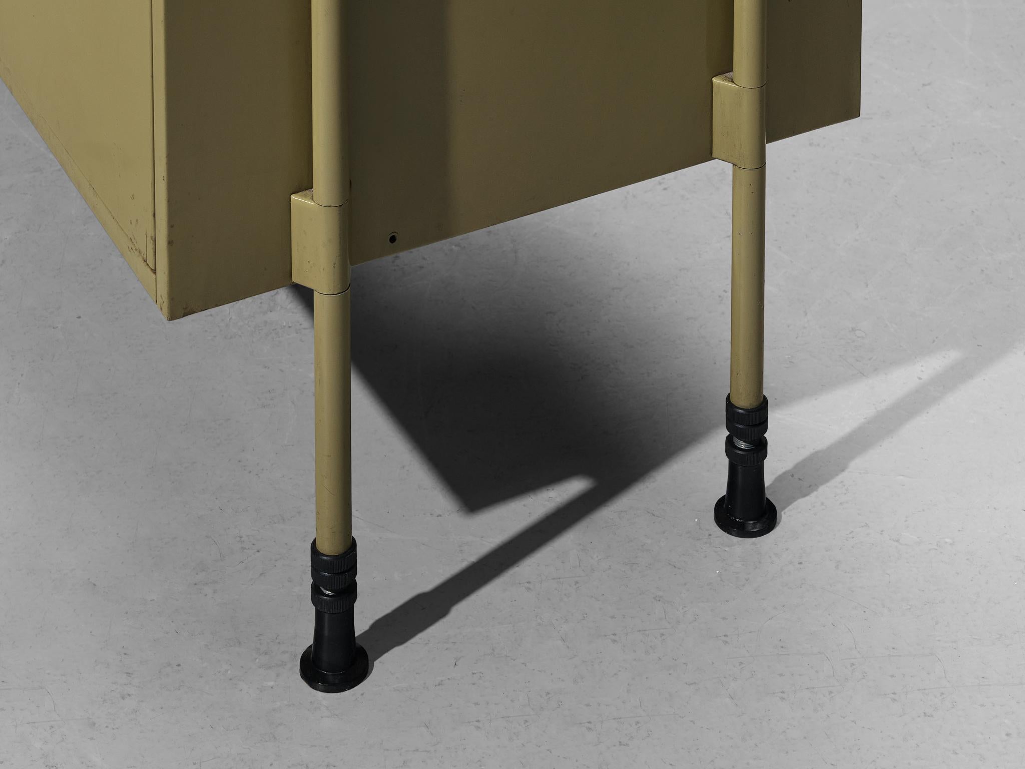 Metà XX secolo Studio BBPR per Olivetti 'Spazio' Credenza in Acciaio Coates Giallo in vendita