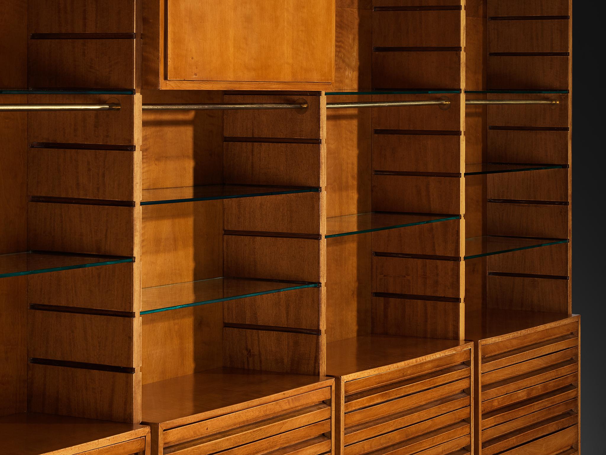 Ottone Studio B. A. B. P.. Grande biblioteca in noce e vetro in vendita