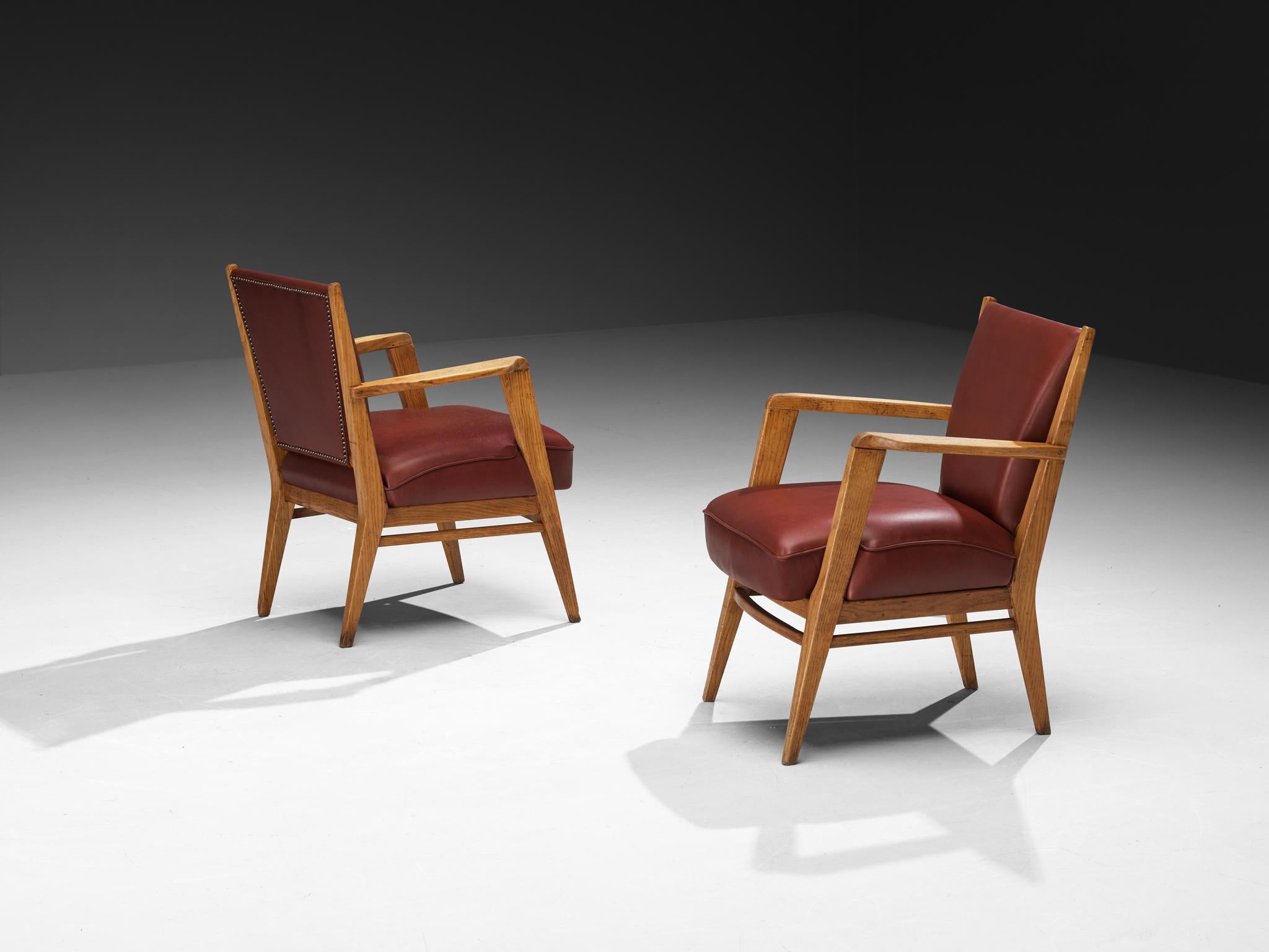 Attribuito allo Studio B.B.P.R., poltrone, pelle, quercia, ottone, Italia, circa 1950

Queste due poltrone, attribuite al collettivo italiano di architettura e design B.B.P.R. e risalenti al 1950 circa, offrono un'affascinante visione della ricerca