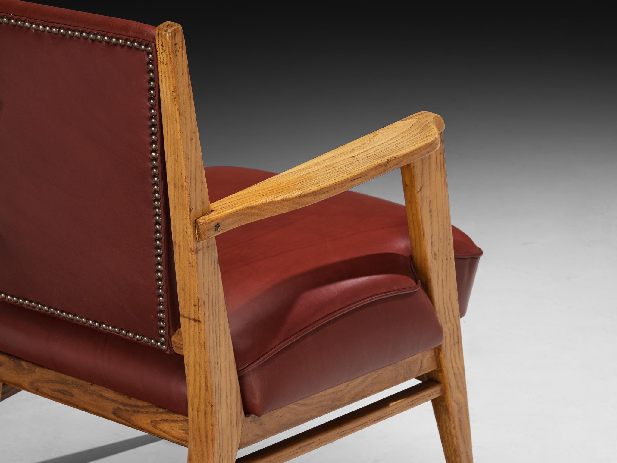 Metà XX secolo Studio B. A. B. P.. Sedie da salotto in pelle rosso borgogna e Oak in vendita