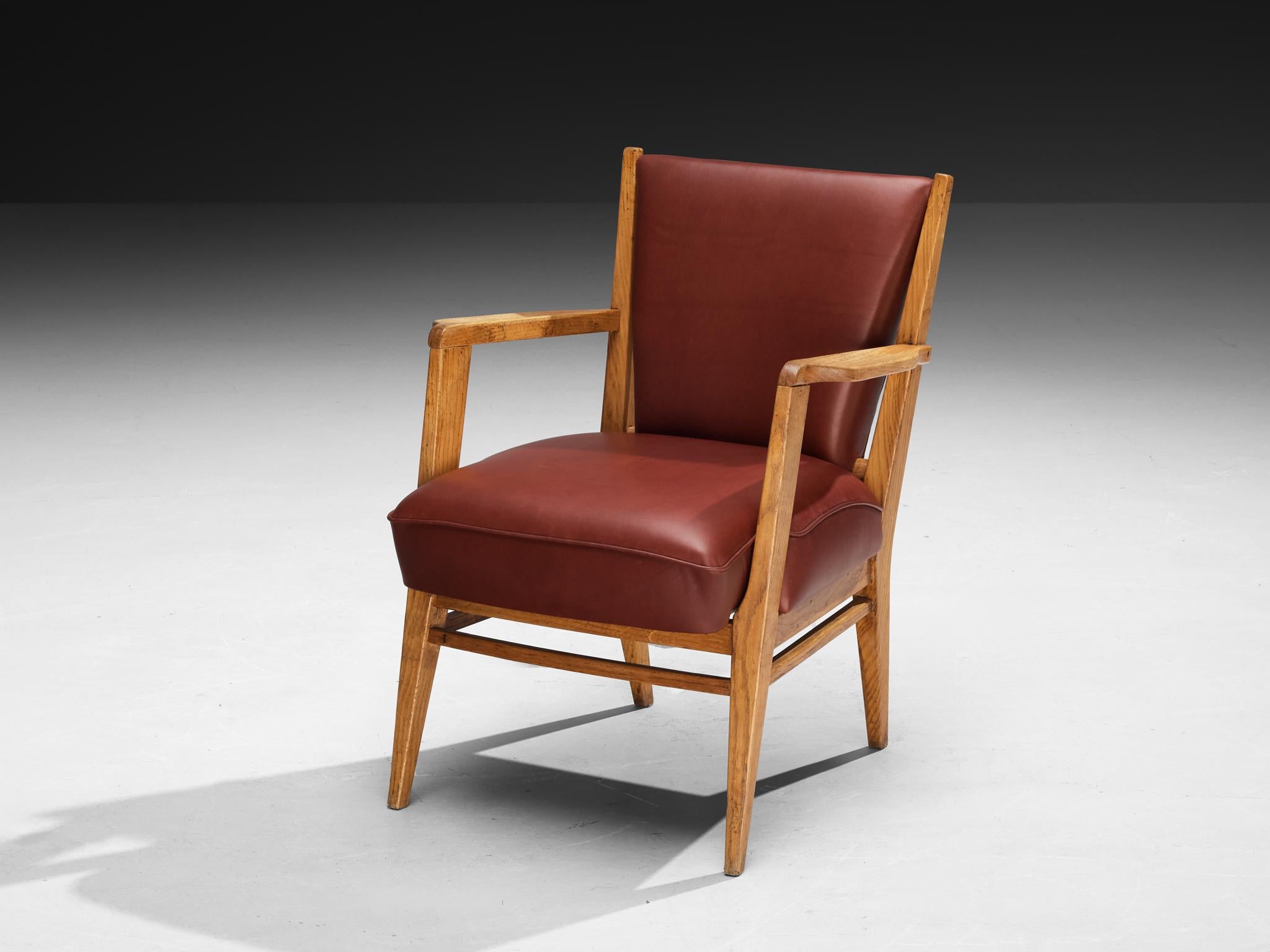 Studio B.B.P.R. Loungesessel in burgunderrotem Leder und Eiche (Messing) im Angebot