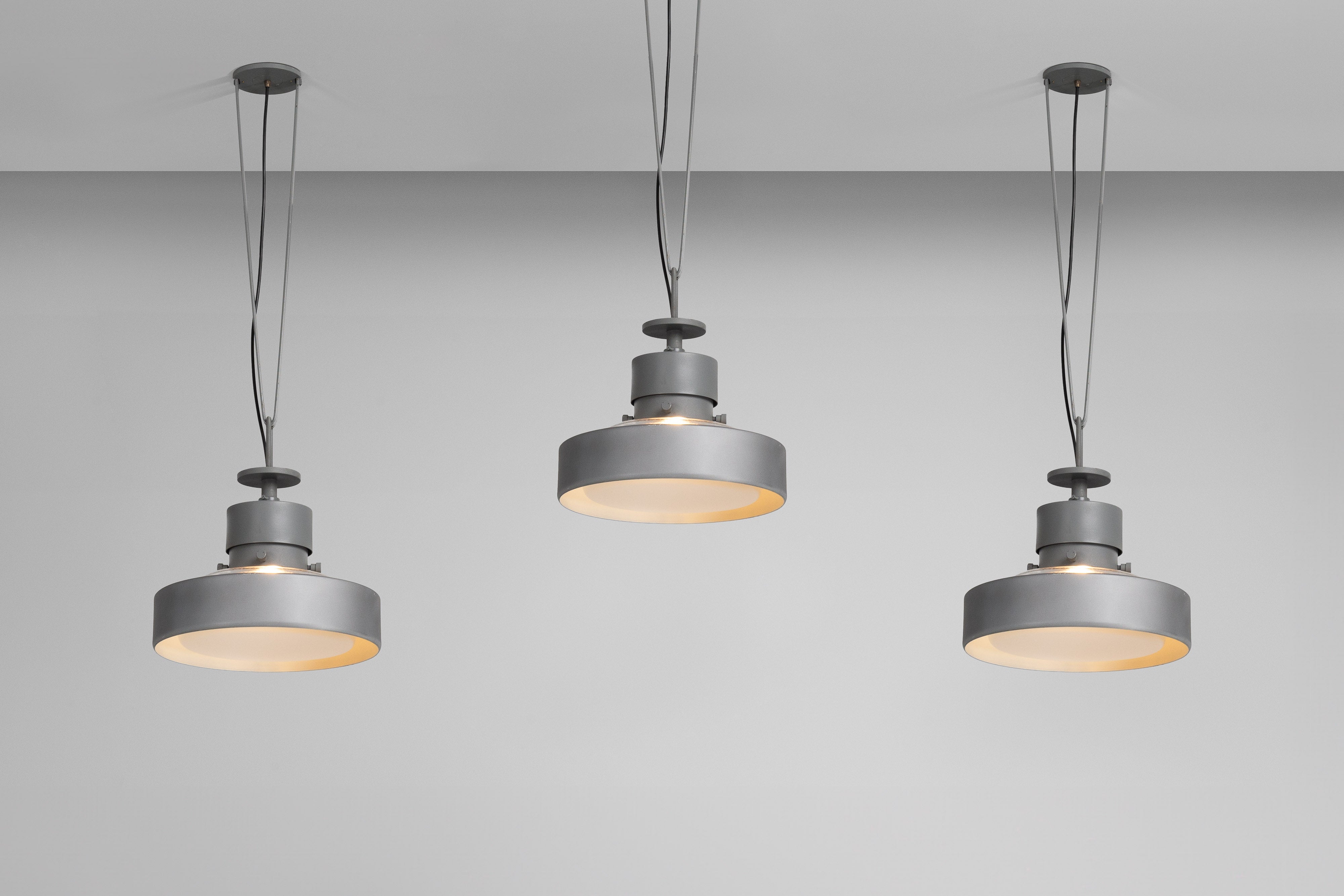 Queste rare lampade a sospensione sono state progettate e realizzate dallo Studio BBPR nel 1956 appositamente per l'atrio della Torre Velasca, uno dei simboli architettonici di Milano. Costruita come uno dei primi grattacieli d'Italia, la Torre