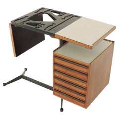 Studio BBPR Pequeño escritorio ajustable para la tienda Olivetti de Nueva York, Italia 1954