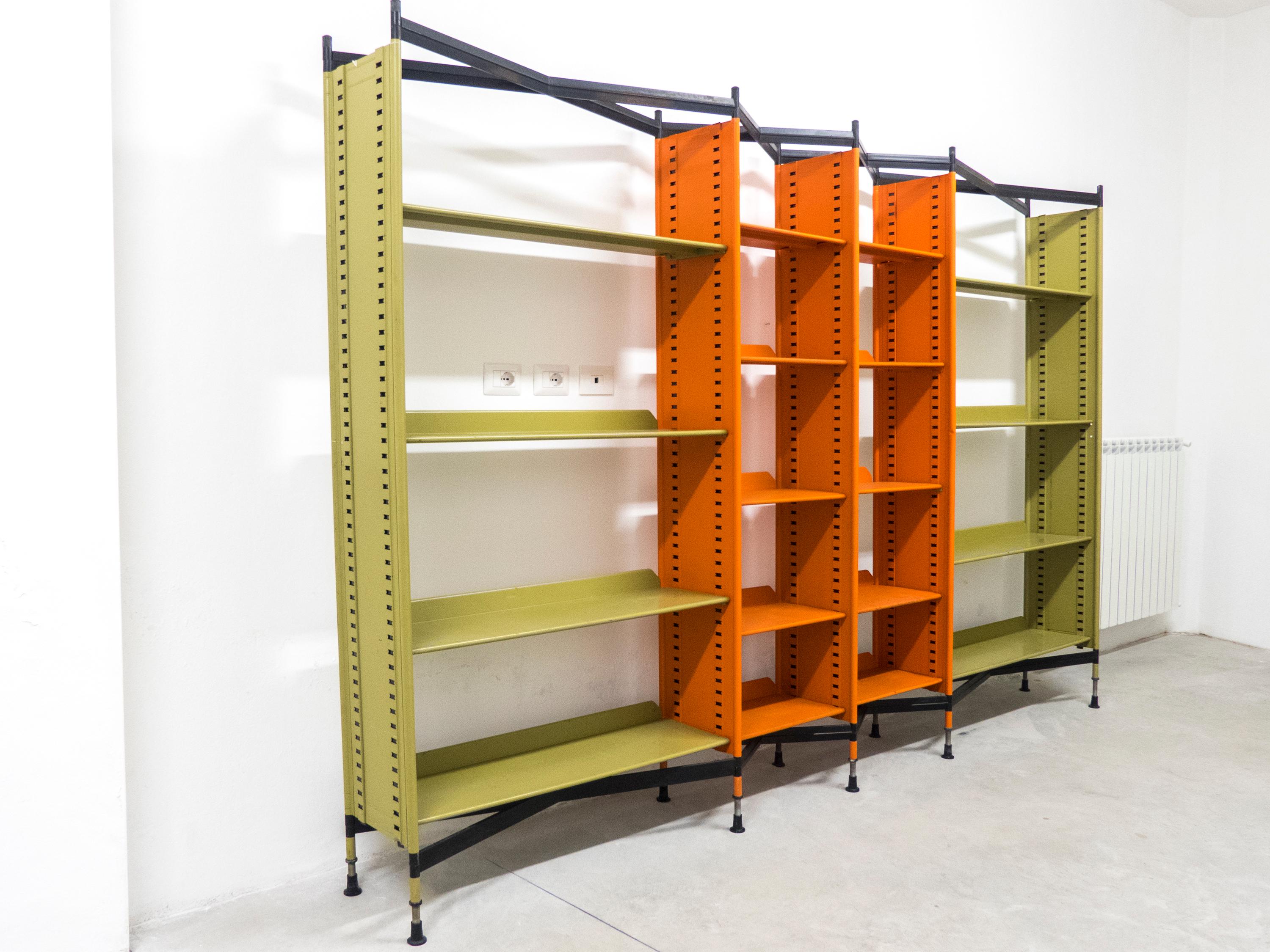 The Spazio office system was designed in 1960 by Lodovico Barbiano di Belgiojoso, Enrico Peressutti and Ernesto Nathan Rogers (Studio BBPR). In 1962 it won the Compasso d'Oro award. This bookshelf is fully combinable, shelves can be changed of place