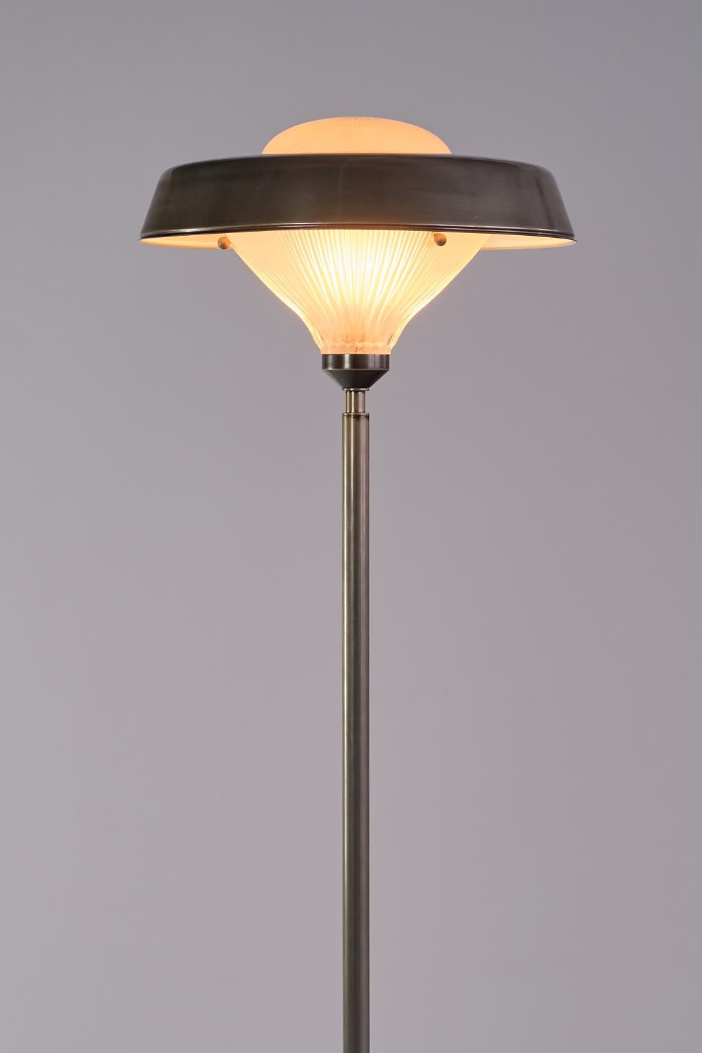 Studio BBPR 'Talia' Stehlampe aus Stahl und Glas, Artemide, Italien, 1962 (Moderne der Mitte des Jahrhunderts) im Angebot