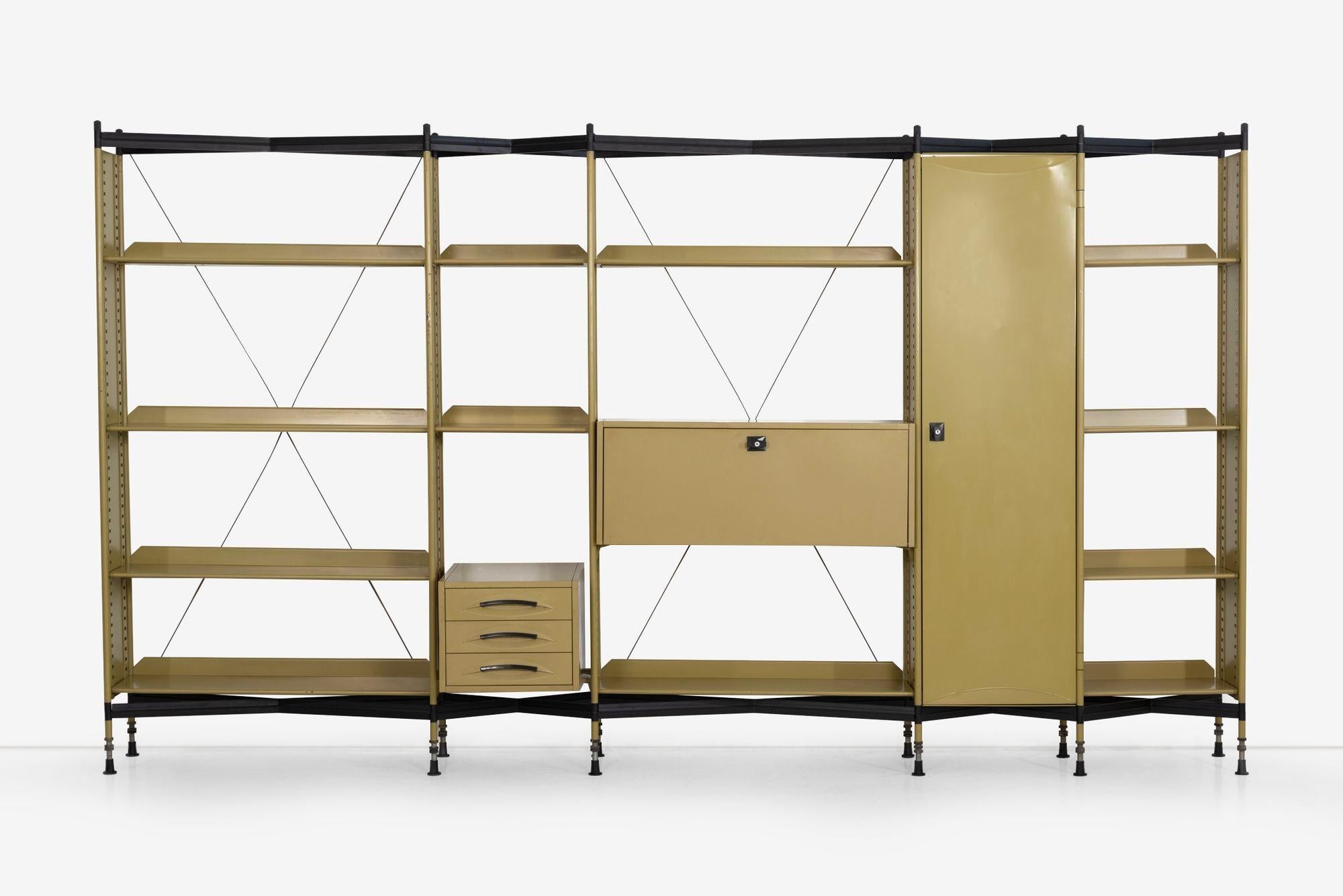 Studio BBPR - Pensile in Greene & Greene e Nero (1960)
Questo mobile a parete indipendente è un esempio di design industriale al suo massimo splendore, con cinque sezioni che incorporano 12 ripiani, una versatile scrivania a ribalta o un