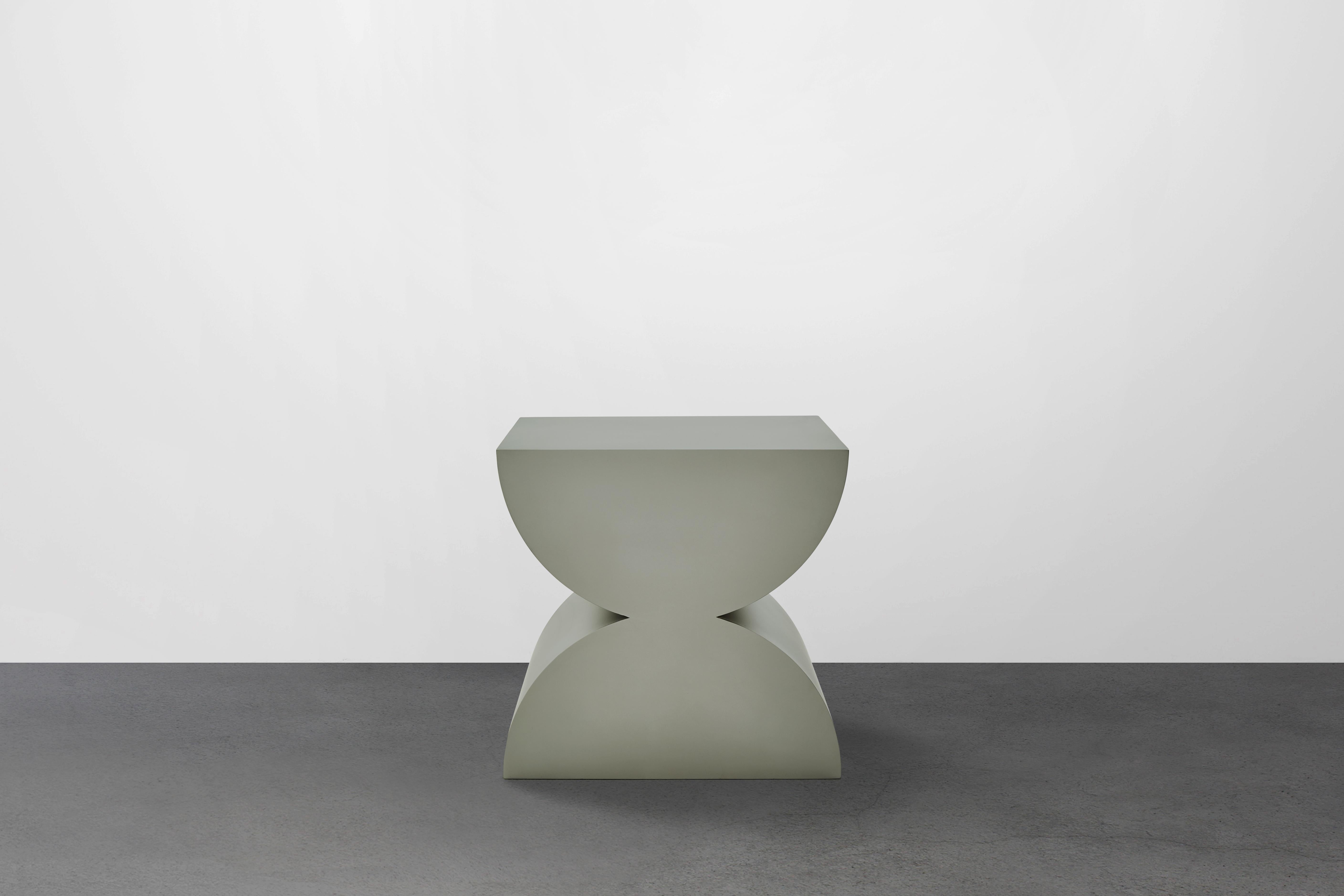 Acier inoxydable Table d'appoint sculpturale en acier mat du Studio Brancusi, personnalisable en vente