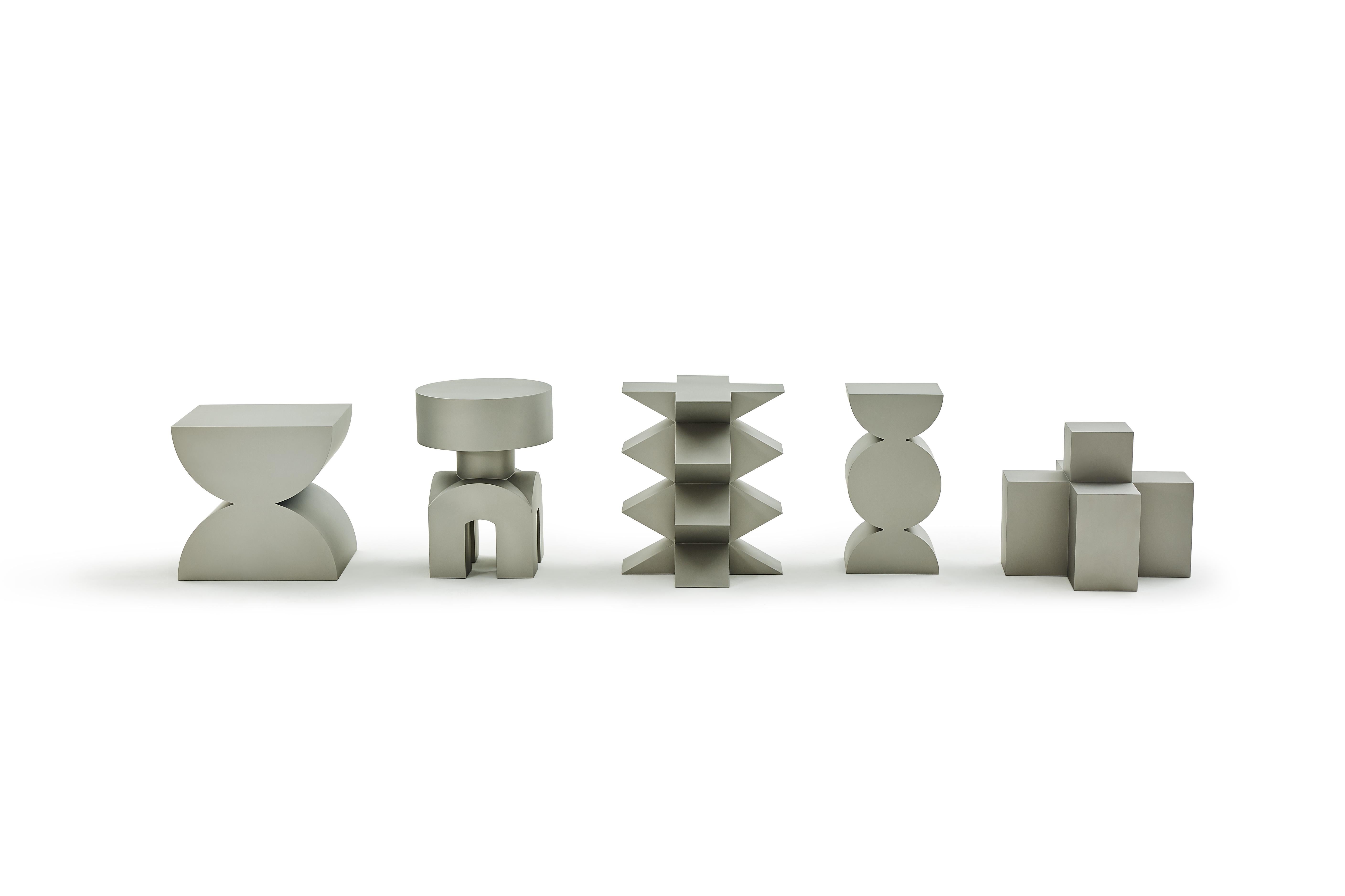 Table d'appoint sculpturale en acier mat du Studio Brancusi, personnalisable en vente 1