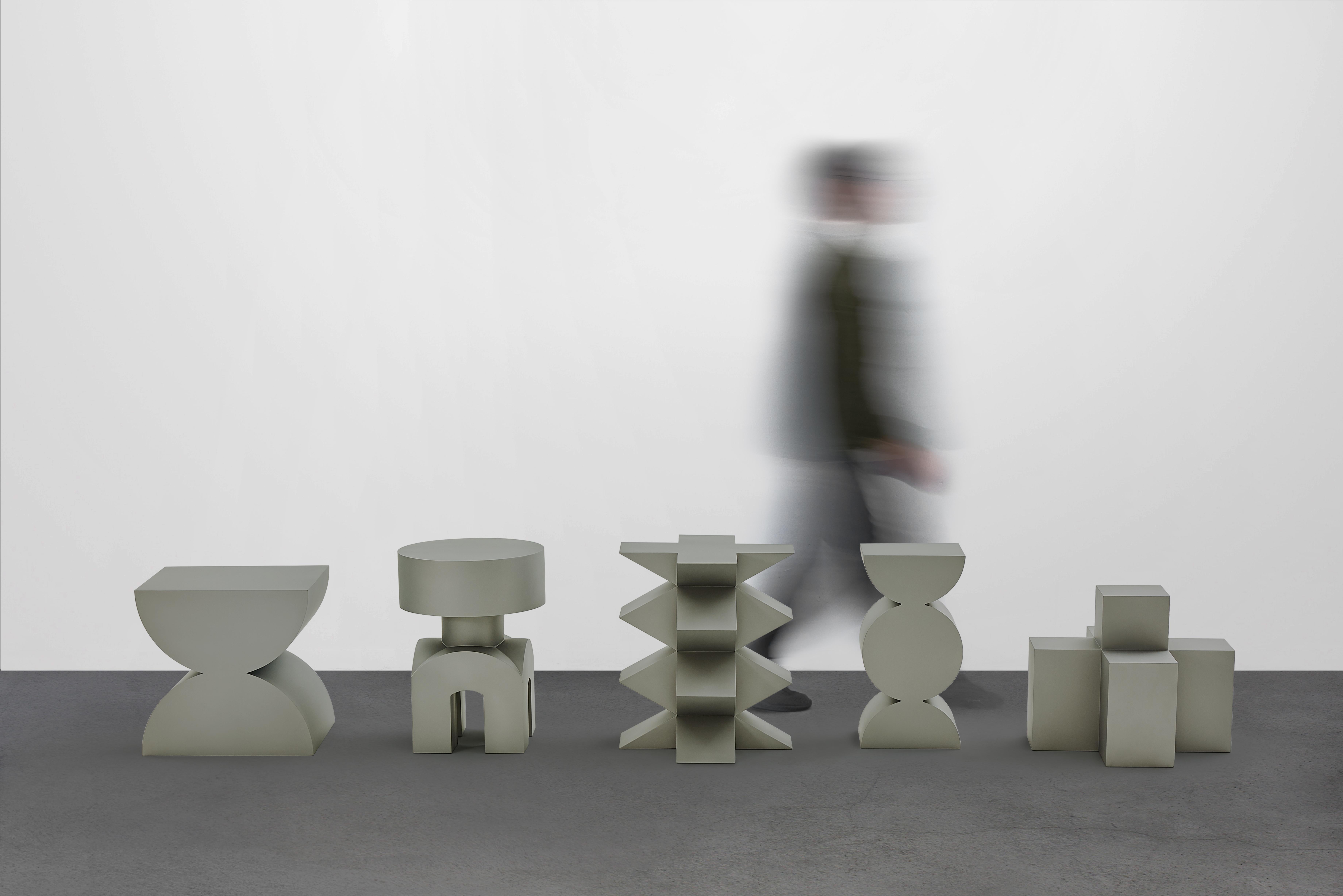 Table d'appoint sculpturale en acier mat du Studio Brancusi, personnalisable en vente 3