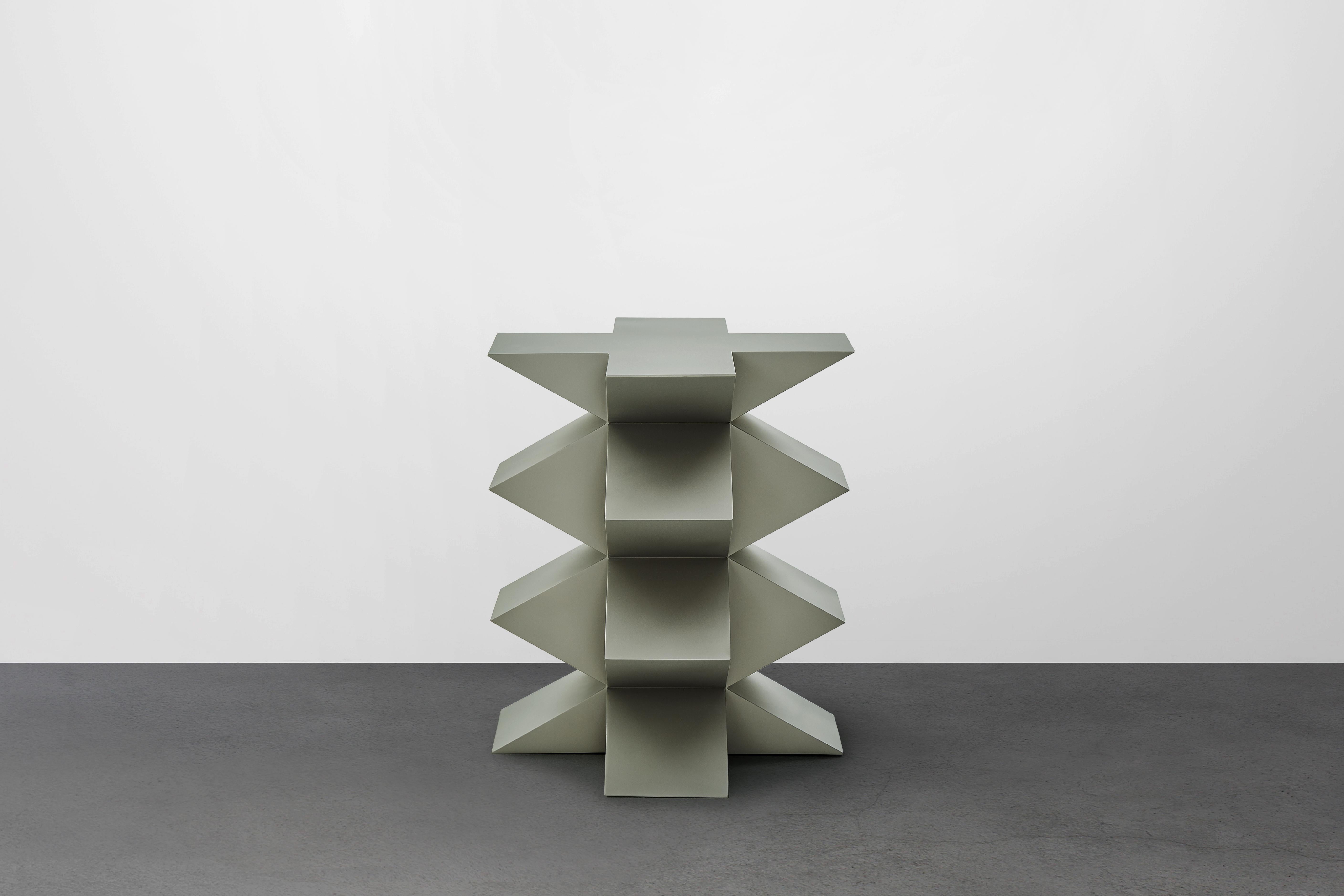 Acier inoxydable Table d'appoint sculpturale en acier mat du studio Brancusi, personnalisable en vente