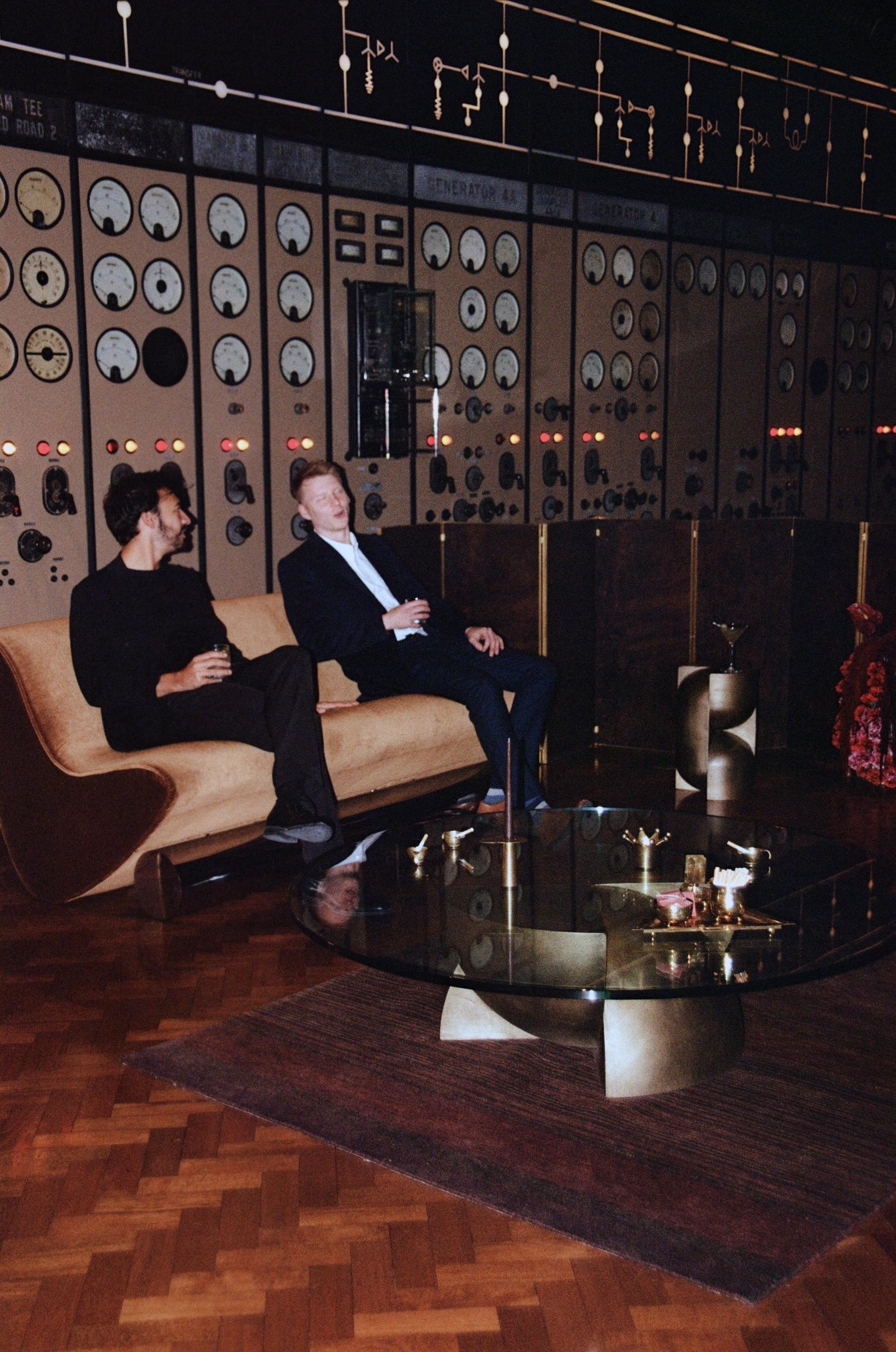 Studio AGE Table basse sculpturale en bronze coulé à la main 