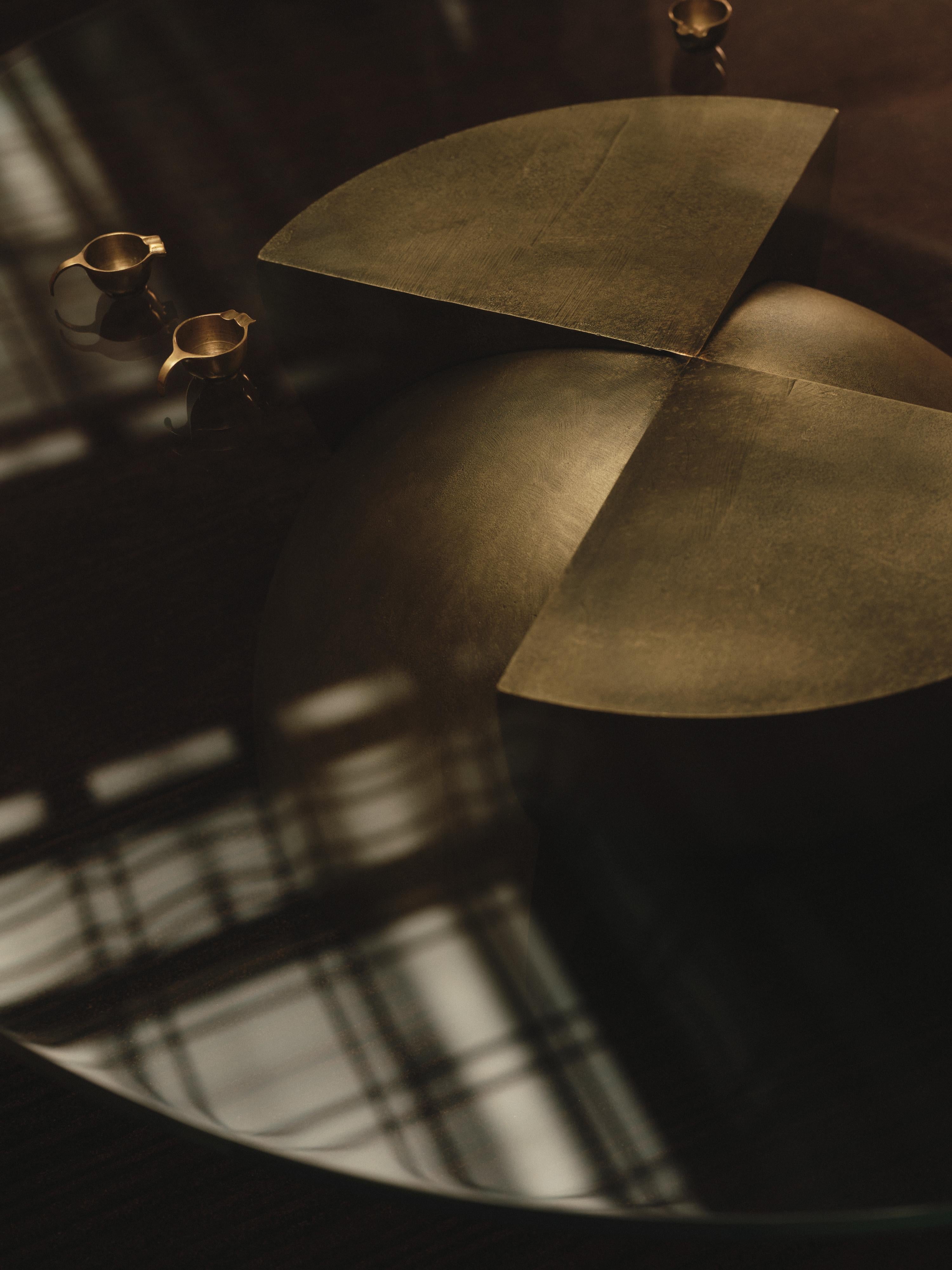 XXIe siècle et contemporain Studio AGE Table basse sculpturale en bronze coulé à la main 