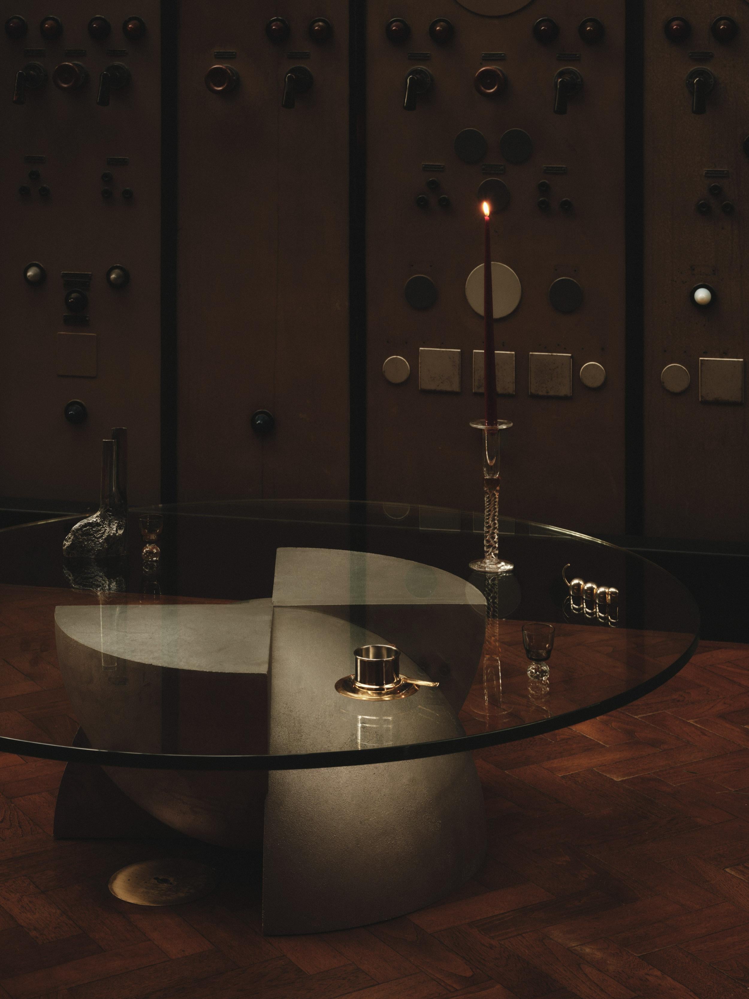 Ère spatiale Table basse sculpturale 'Axis' en fonte d'aluminium A Space AGE de Studio Brocky en vente