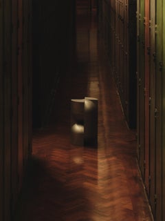 Studio AGE Capsule en fonte d'aluminium, piédestal sculptural