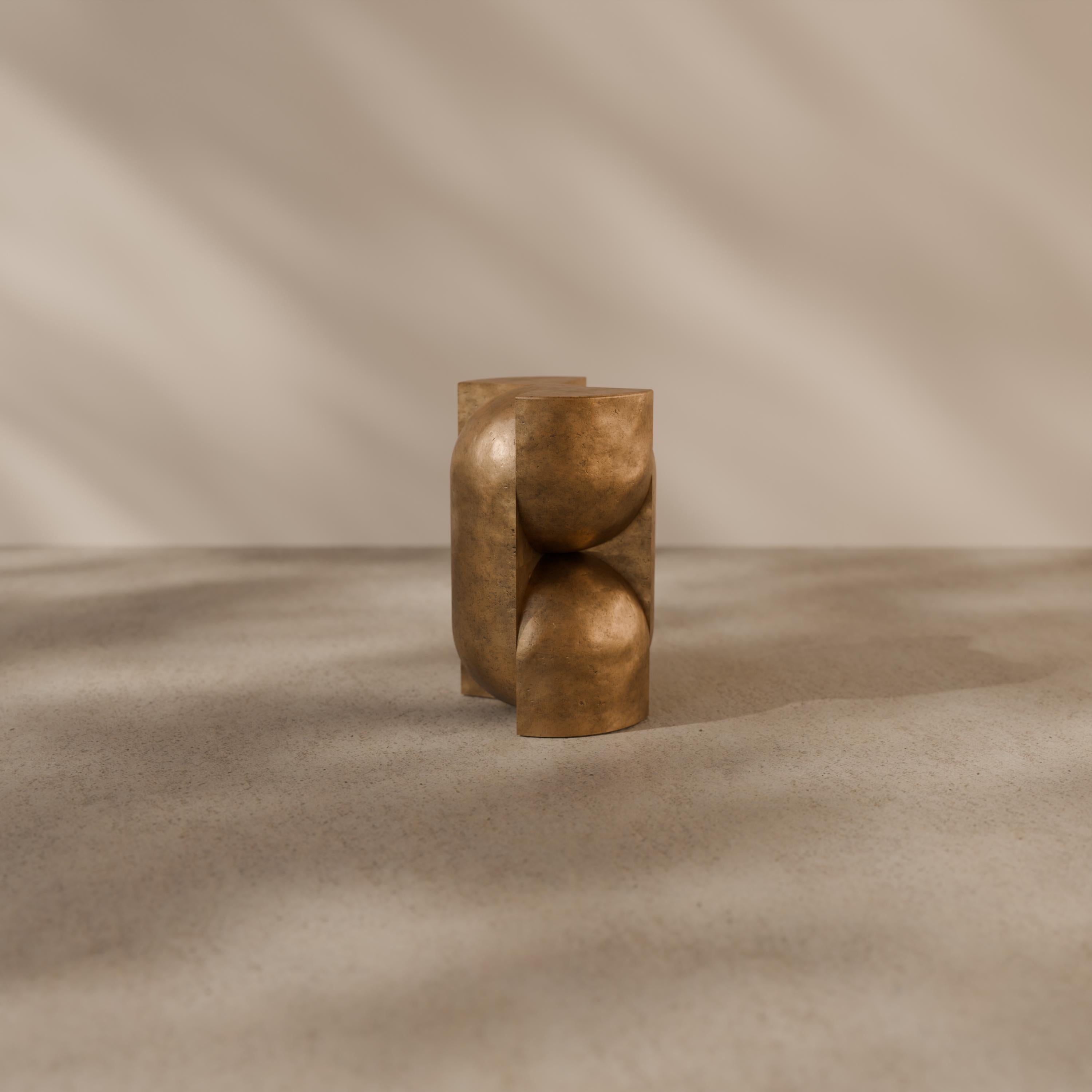 Studio A Brocky Piedistallo scultoreo 'Capsule' in bronzo fuso dell'età dello spazio in vendita 3