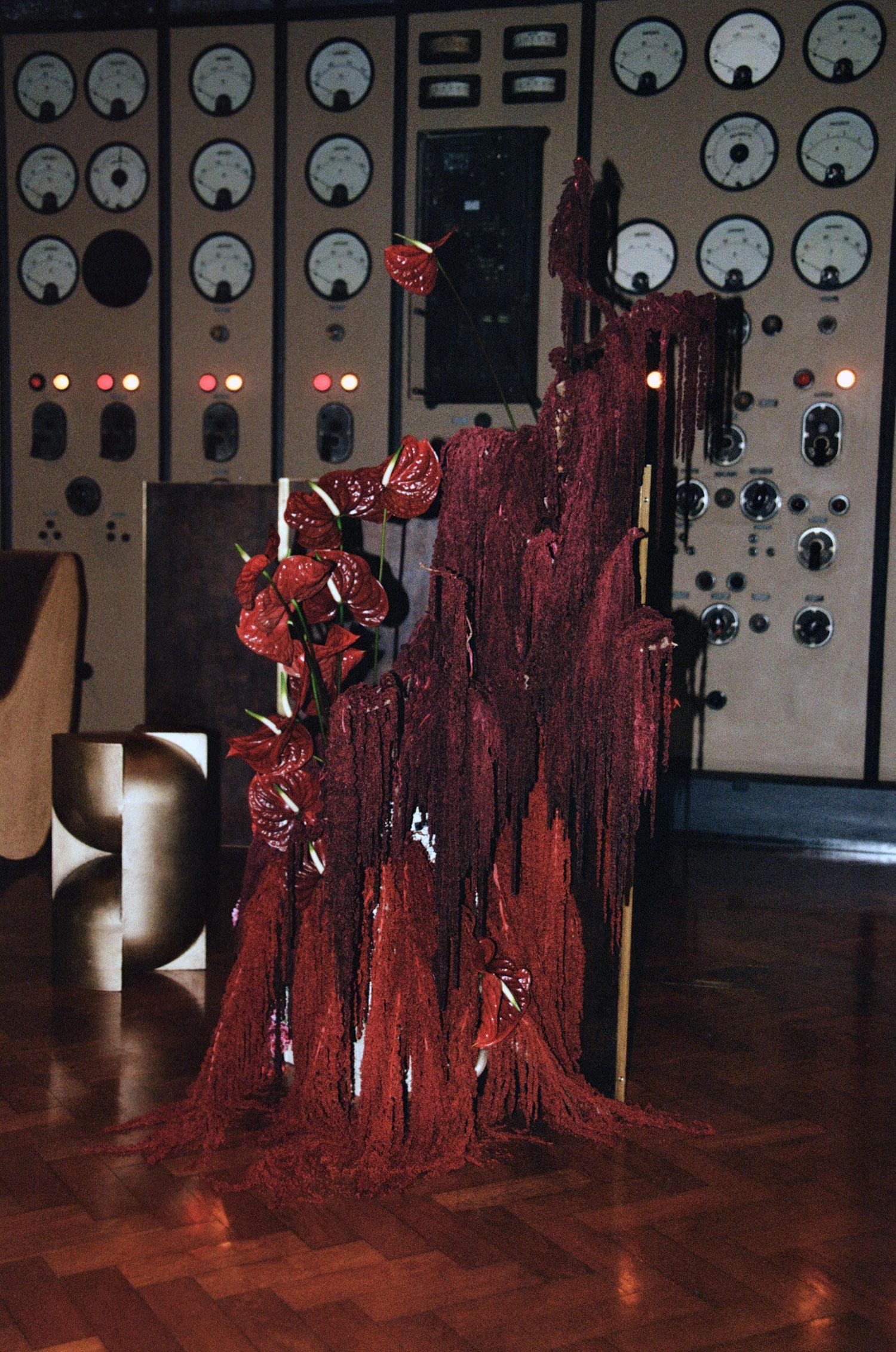 Studio A Brocky Piedistallo scultoreo 'Capsule' in bronzo fuso dell'età dello spazio in vendita 4