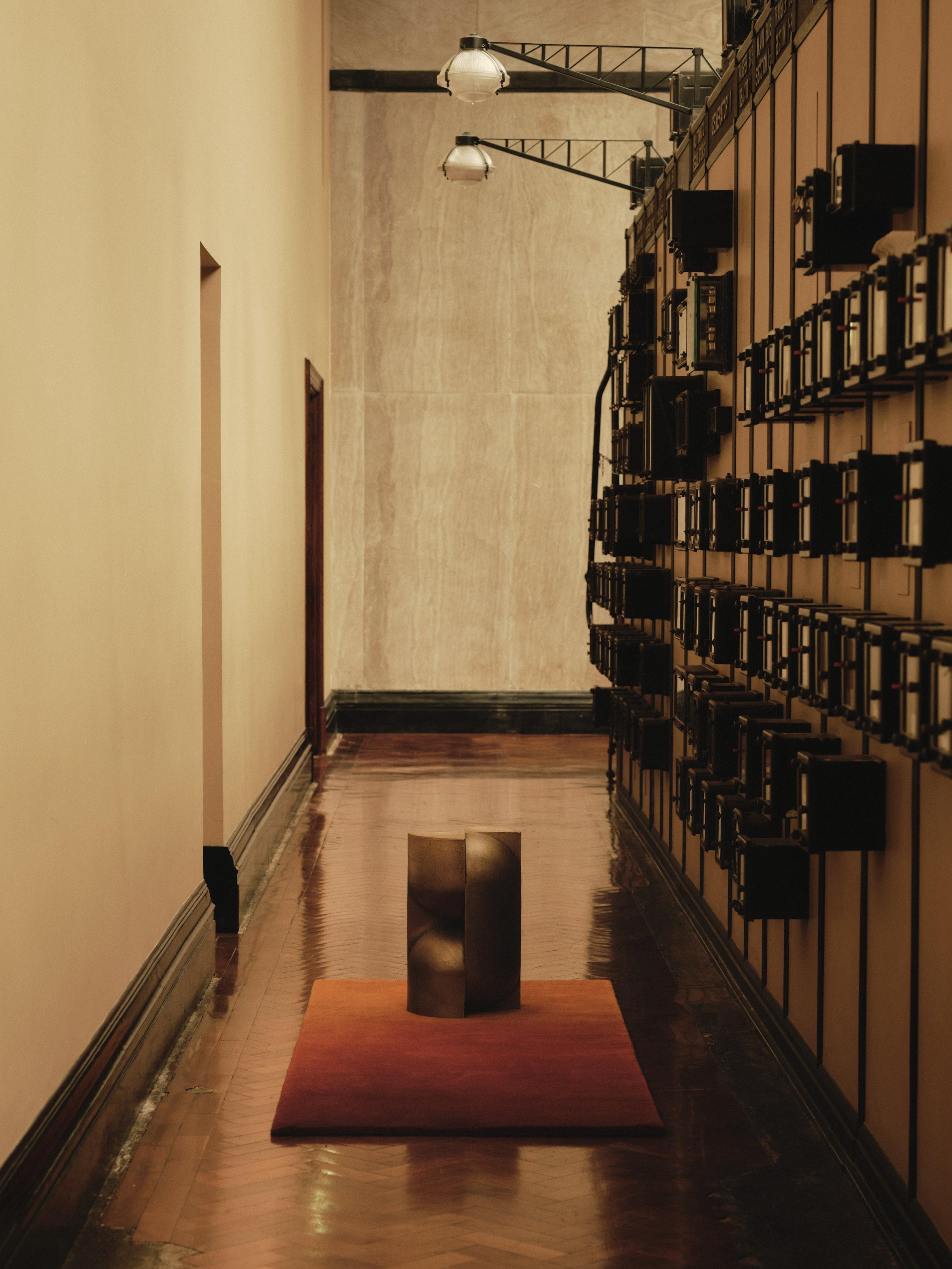 Britannico Studio A Brocky Piedistallo scultoreo 'Capsule' in bronzo fuso dell'età dello spazio in vendita