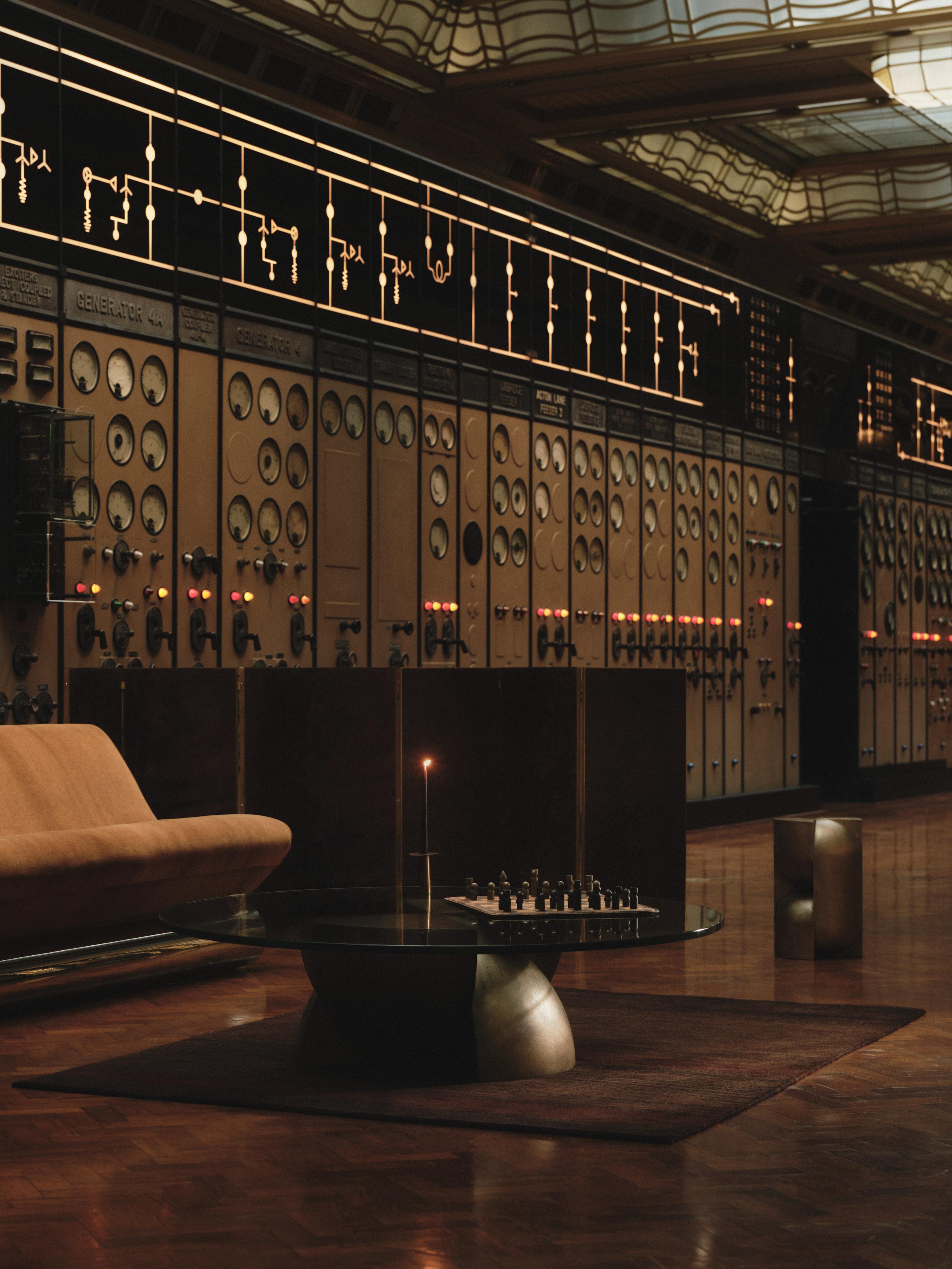 Calco Studio A Brocky Piedistallo scultoreo 'Capsule' in bronzo fuso dell'età dello spazio in vendita