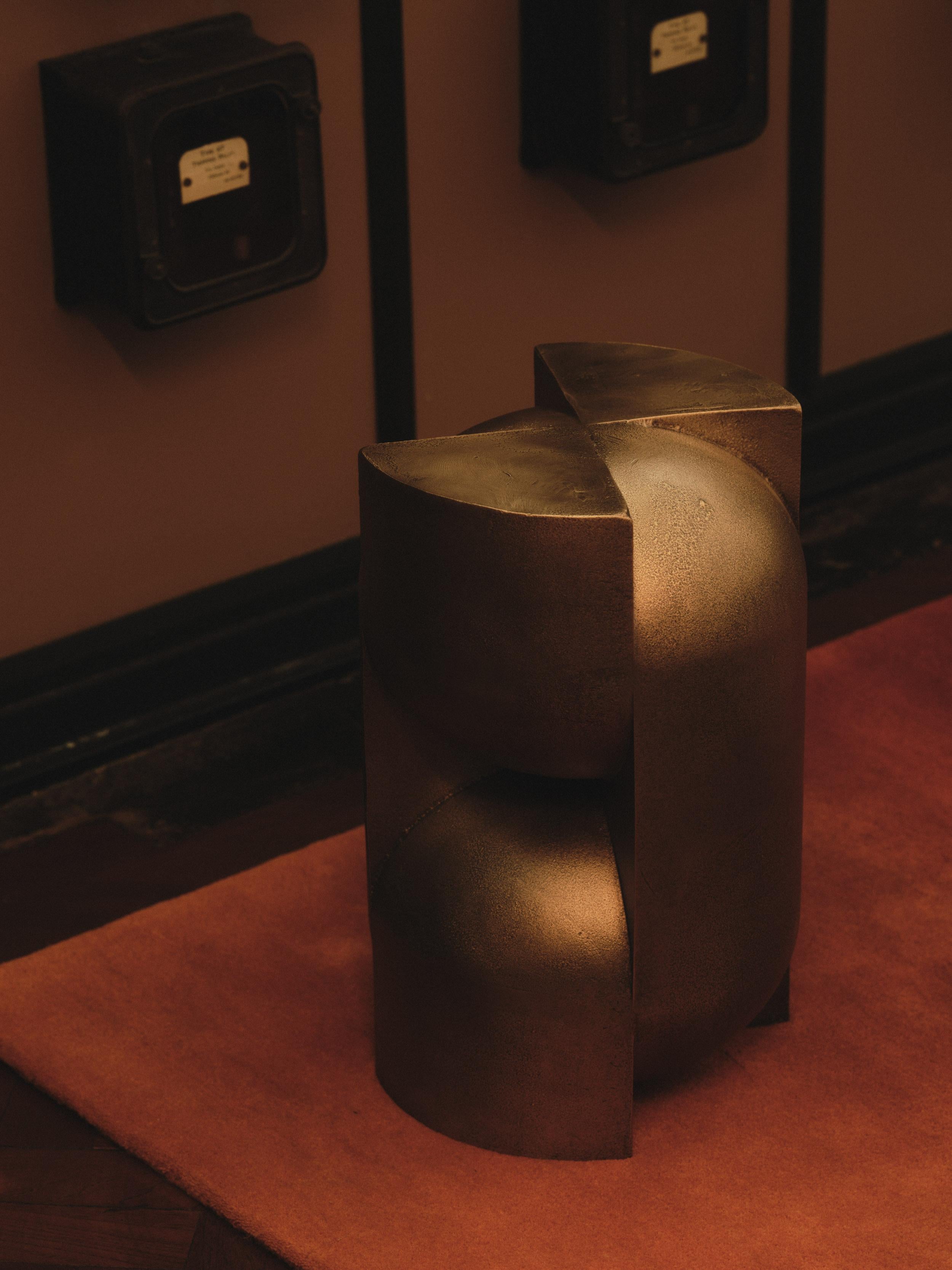 Studio A Brocky Piedistallo scultoreo 'Capsule' in bronzo fuso dell'età dello spazio In condizioni Nuovo in vendita a London, GB