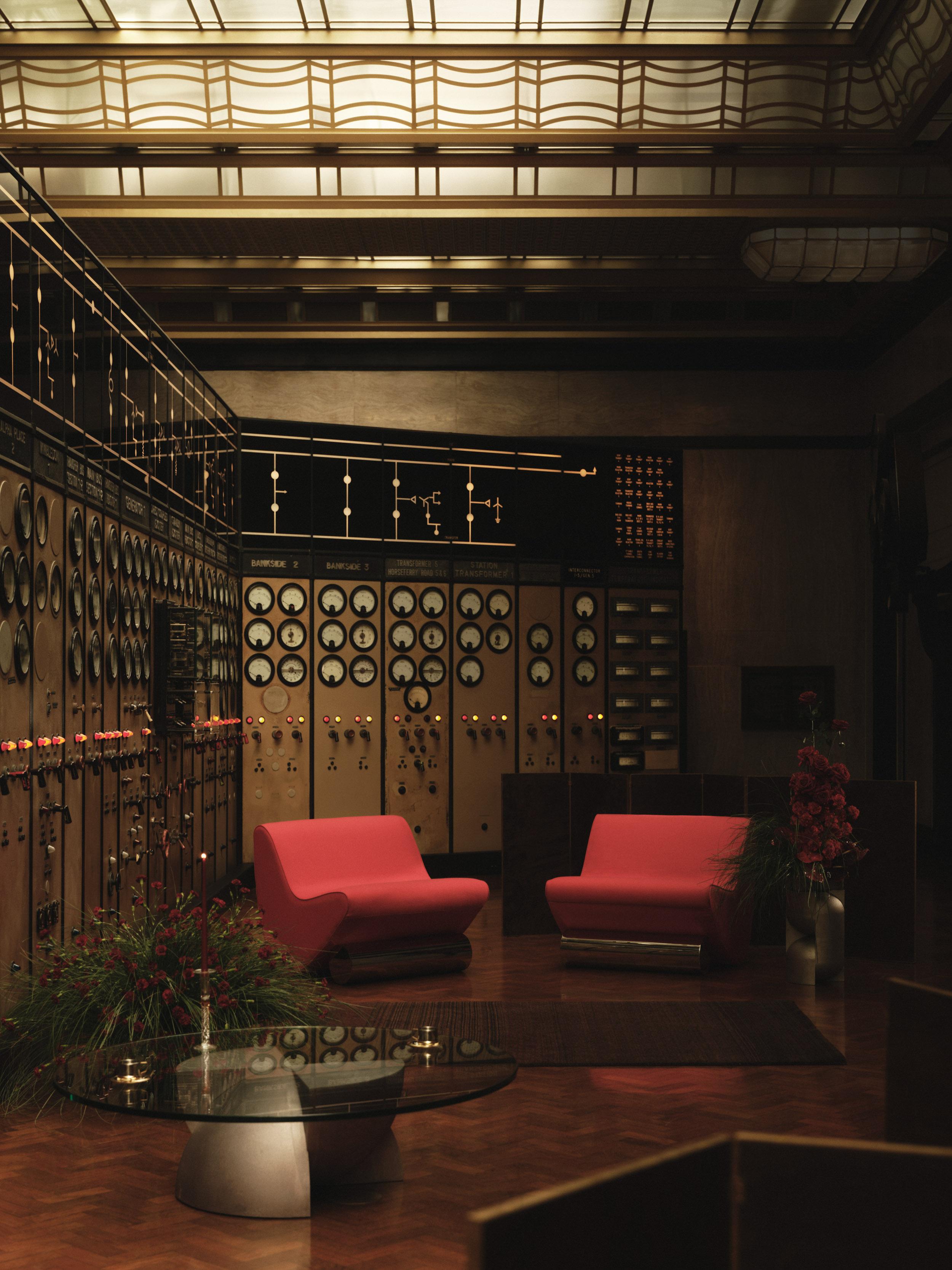 Un'audace ode alle curve iconiche e all'energia grezza dell'era del glam rock, la Vanguard Lounge Chair si ispira alle silhouette delle chitarre elettriche classiche. La sua forma scultorea, avvolta nella nostra lana Rouge britannica, poggia su una