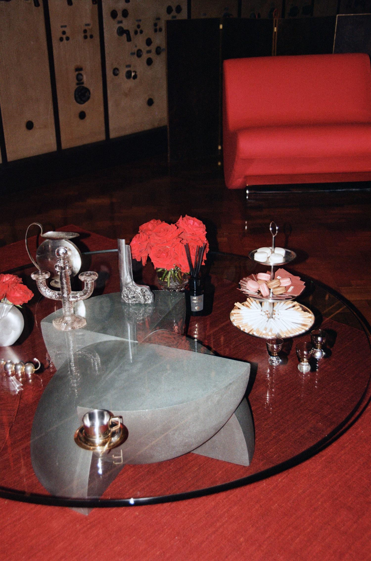 Acciaio inossidabile Studio Brocky Sedia da salotto 'Vanguard' in lana rossa e cromo dell'età dello spazio in vendita