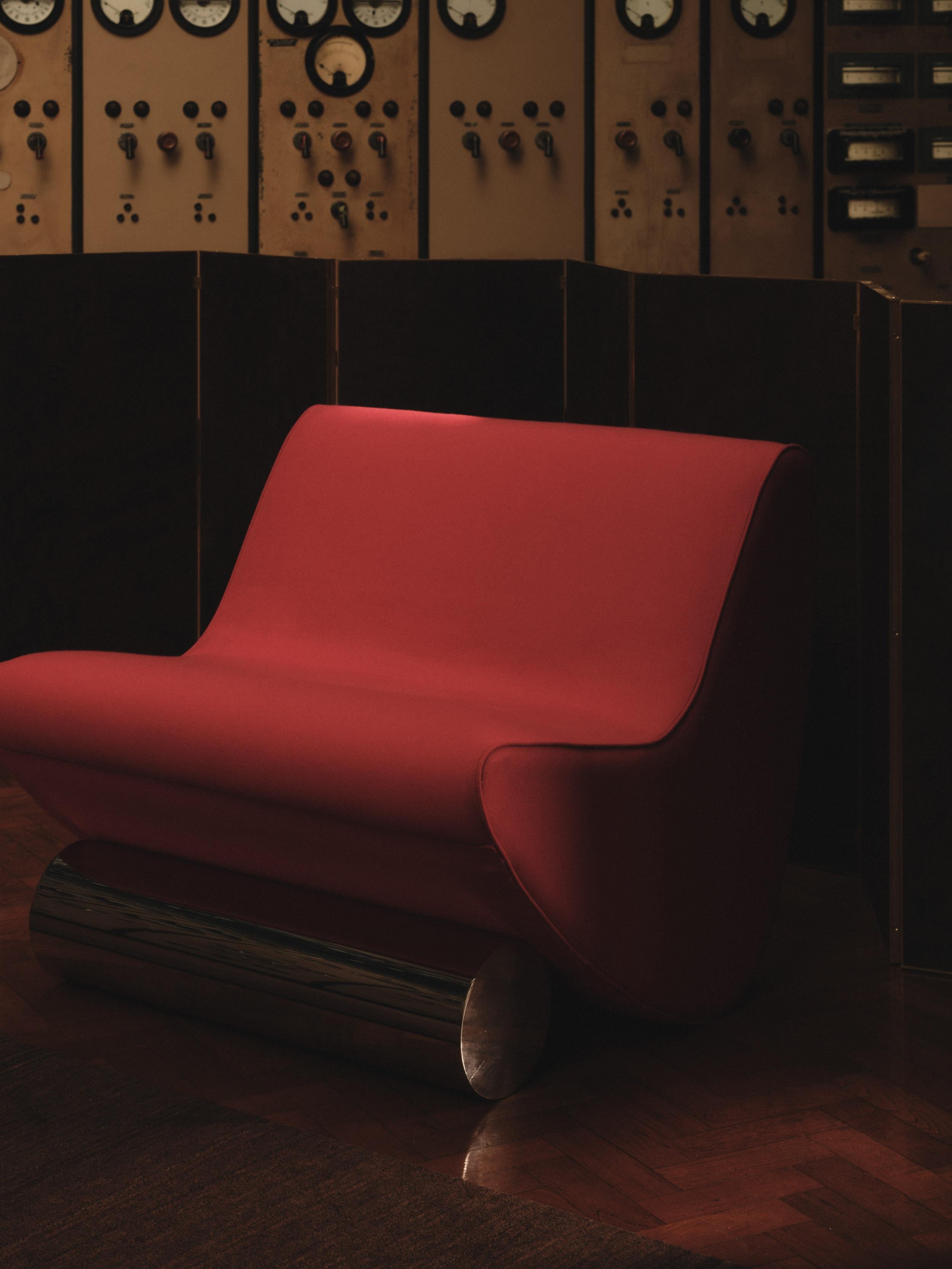 Studio Brocky Sedia da salotto 'Vanguard' in lana rossa e cromo dell'età dello spazio in vendita 1