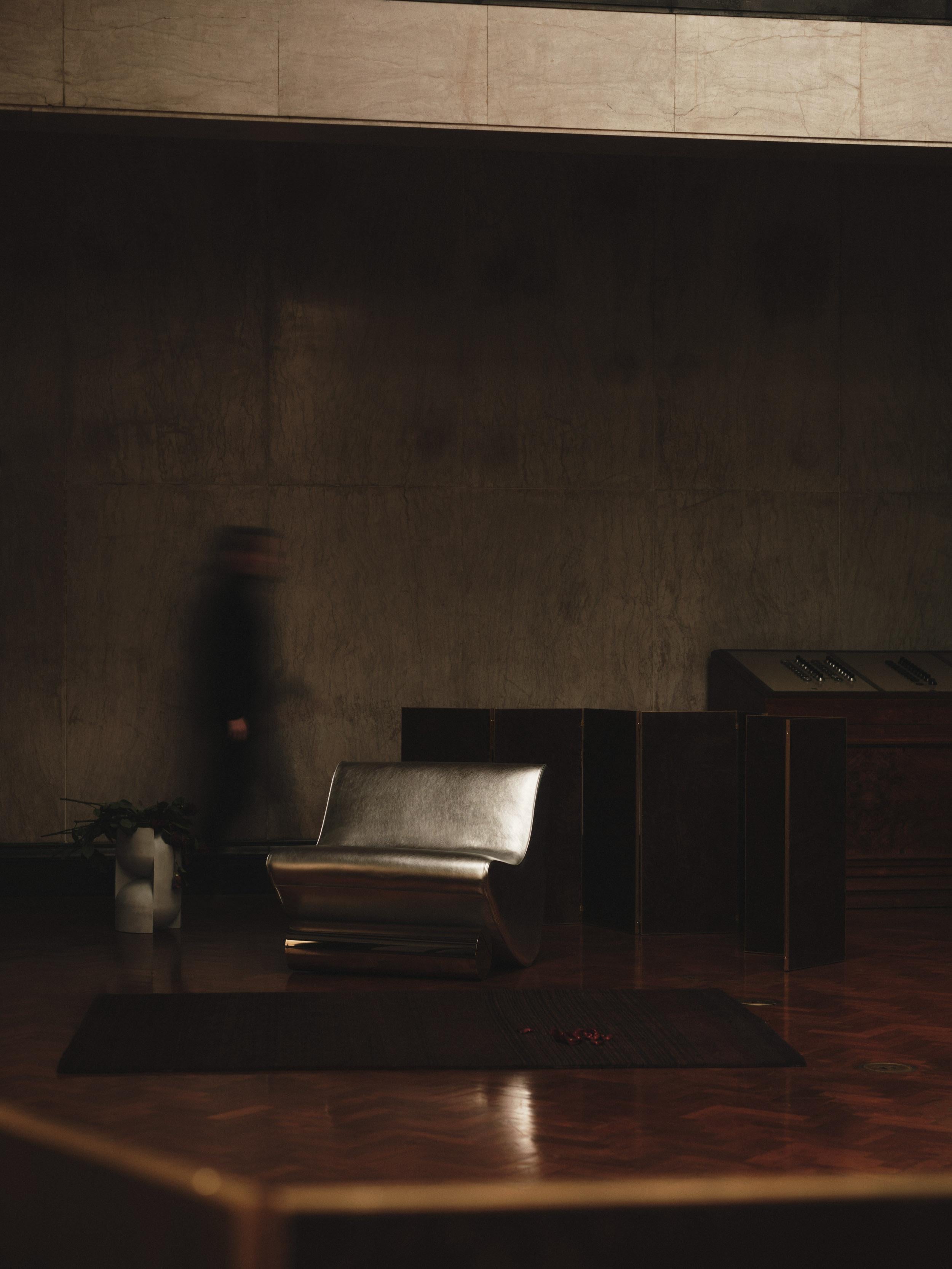 Fatto a mano Studio Brocky Sedia da salotto 'Vanguard' in pelle argento e cromo dell'età dello spazio in vendita