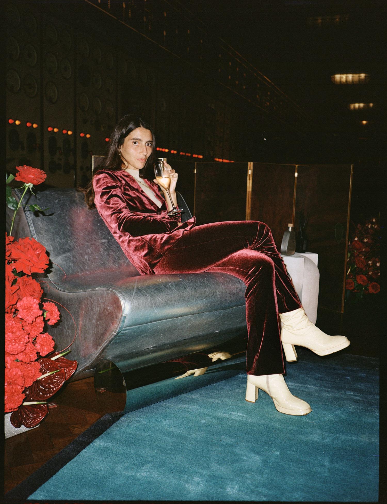 XXI secolo e contemporaneo Studio Brocky Sedia da salotto 'Vanguard' in pelle argento e cromo dell'età dello spazio in vendita