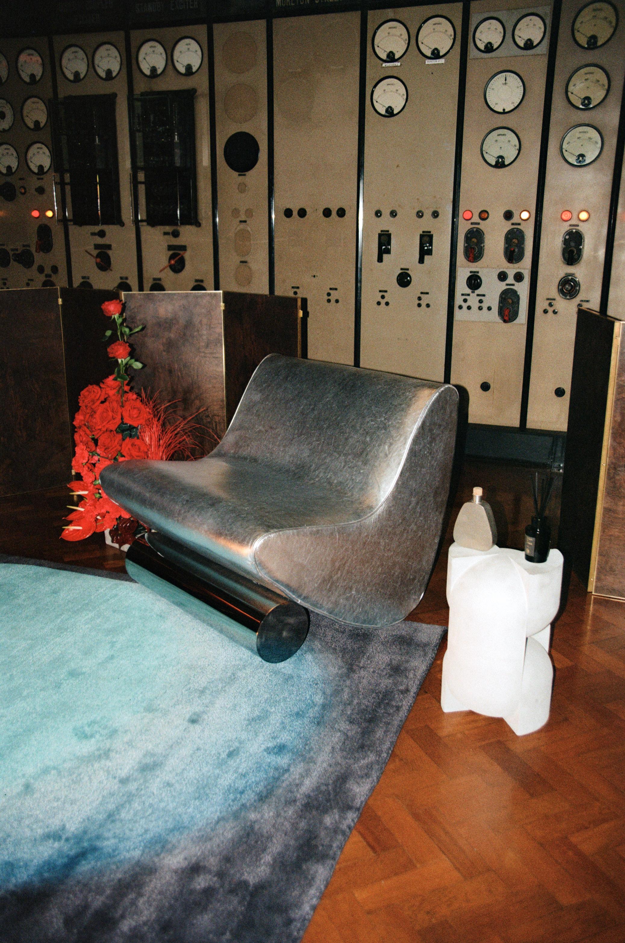 Acciaio inossidabile Studio Brocky Sedia da salotto 'Vanguard' in pelle argento e cromo dell'età dello spazio in vendita