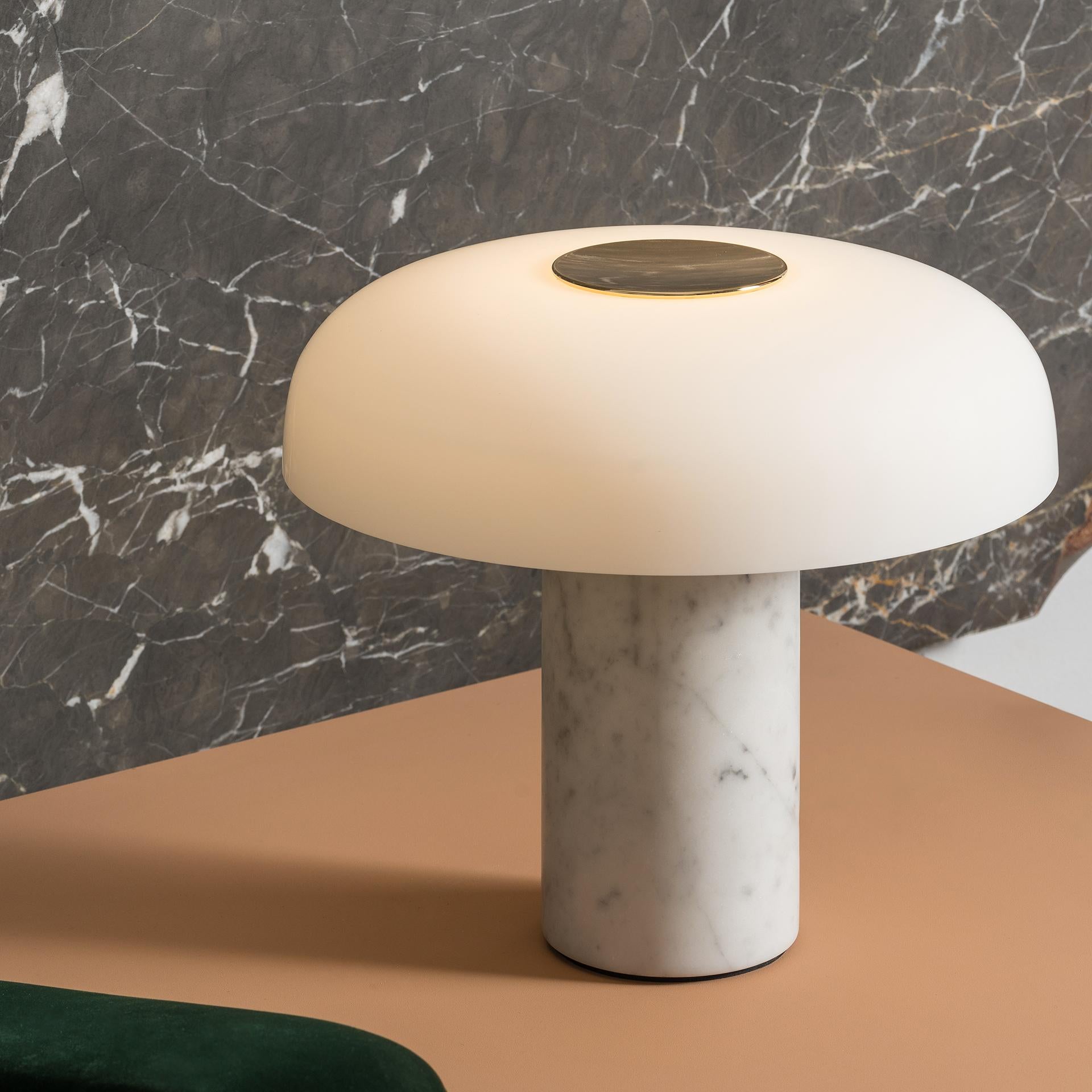 Studio Buratti 'Tropico' Tischleuchte aus weißem Marmor und Glas für Fontana Arte. 

Ausgeführt in hochwertigem Marmor, dickem geätztem mundgeblasenem Opalglas und galvanisiertem goldfarbenem Metall. Die 