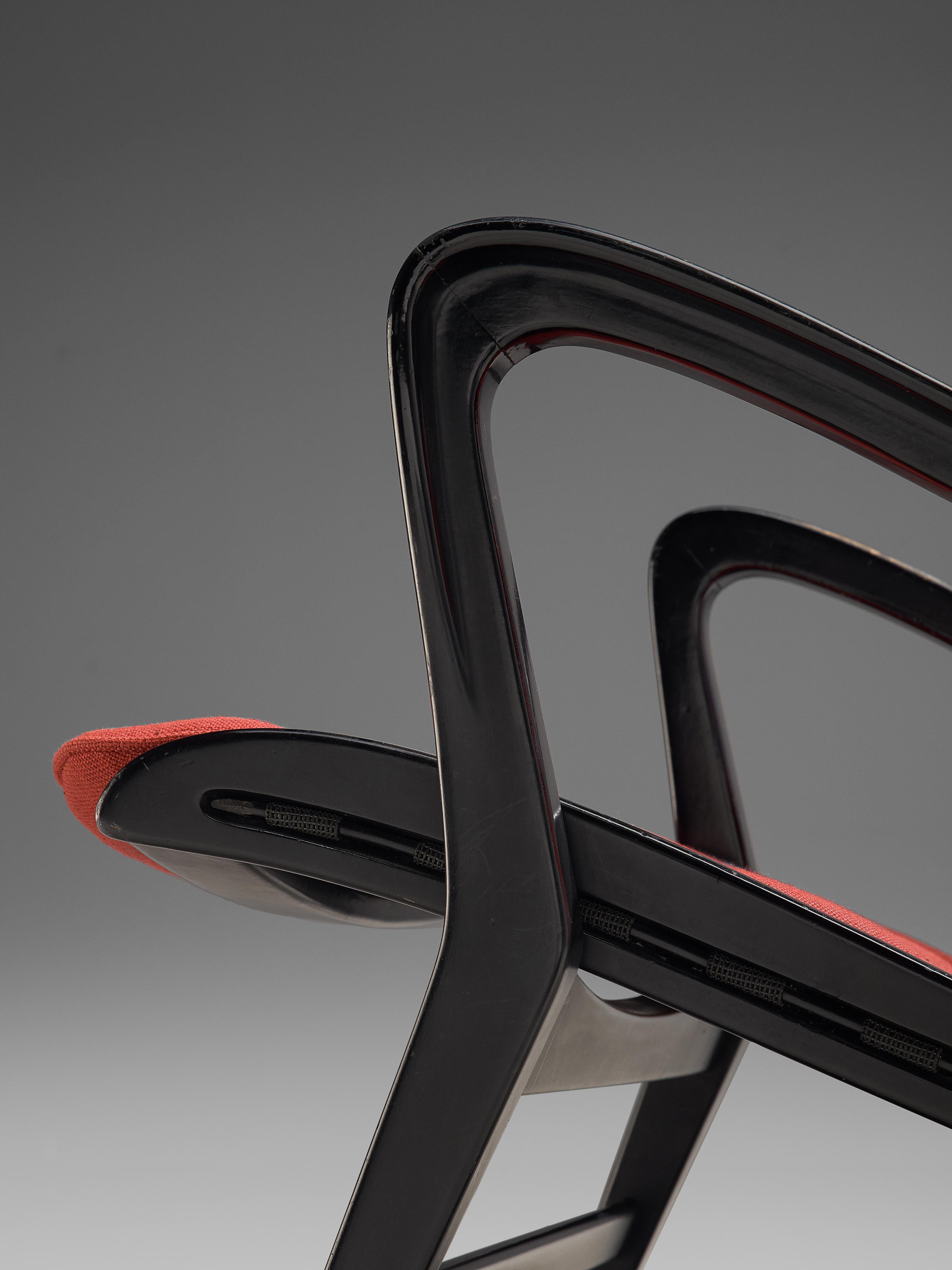 Studio Cassina: Stuhl „572 Schaukel“ aus ebonisiertem Holz und roter Polsterung im Angebot 1