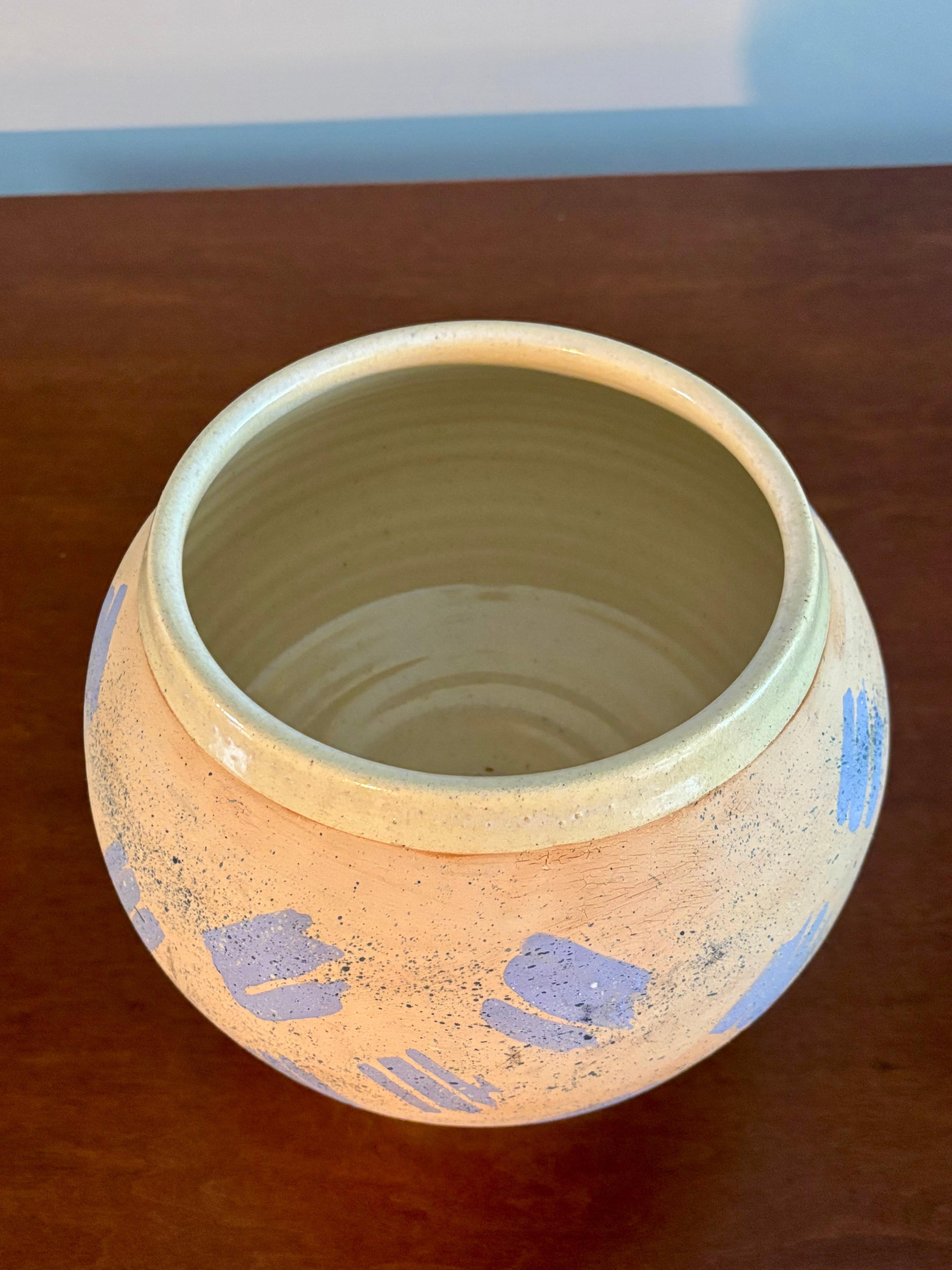 Studio Ceramic American Post Modern Vase en Bueno estado para la venta en Boynton Beach, FL