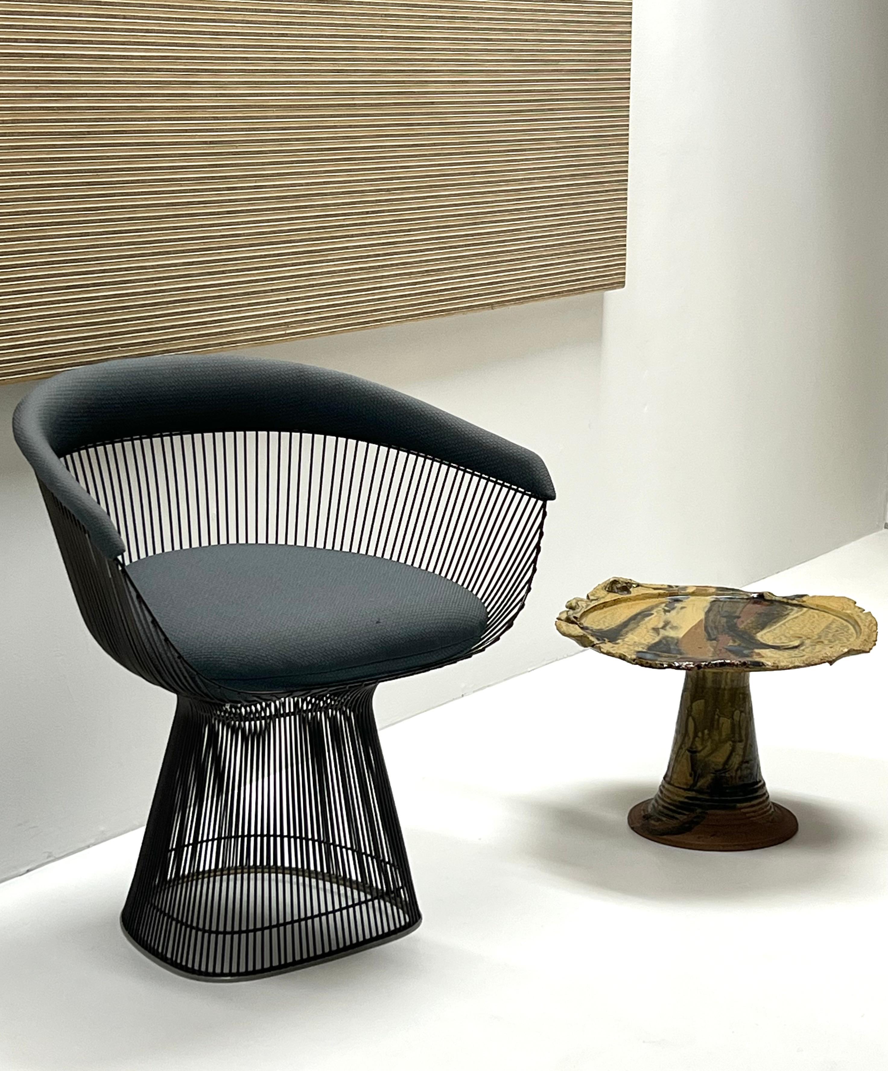 Une table d'appoint en poterie avec de belles glaçures. Piédestal tourné avec un plateau organique de forme libre. Signé. 