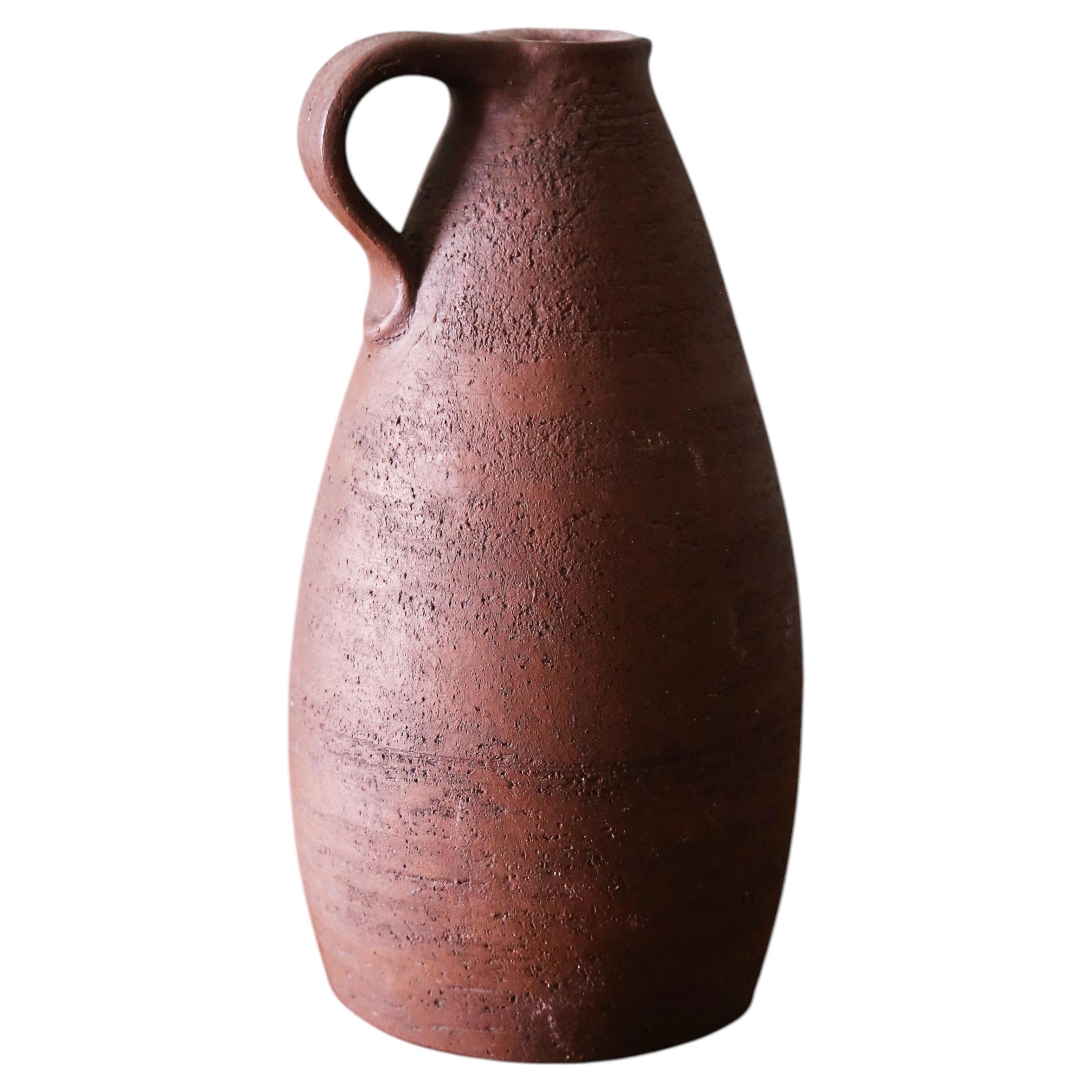Jarra-jarrón de loza cerámica marrón de Studio A, con asa, hacia 1970