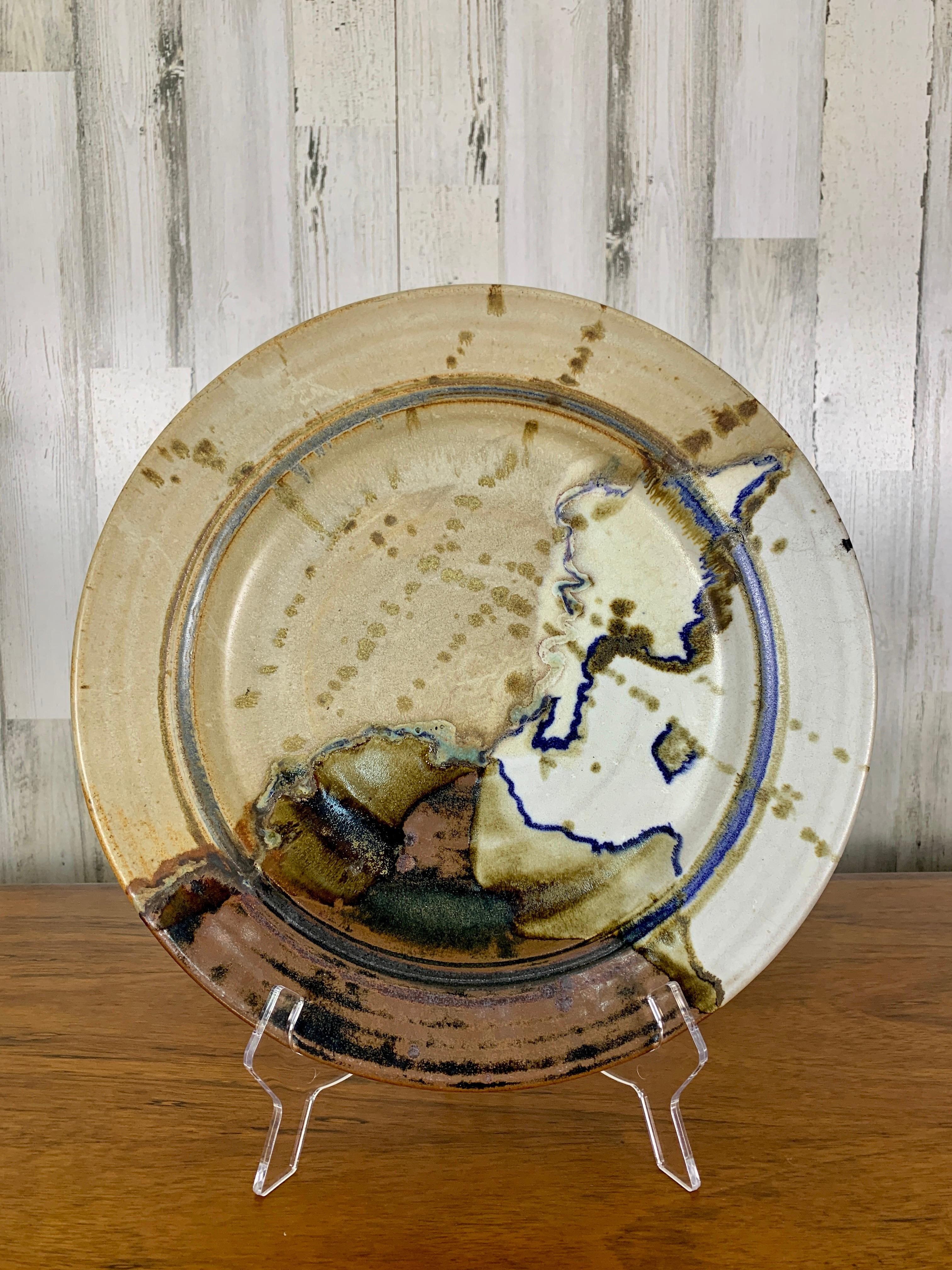 Abstraktes Glasurmuster auf diesem großen, handgefertigten Teller.
