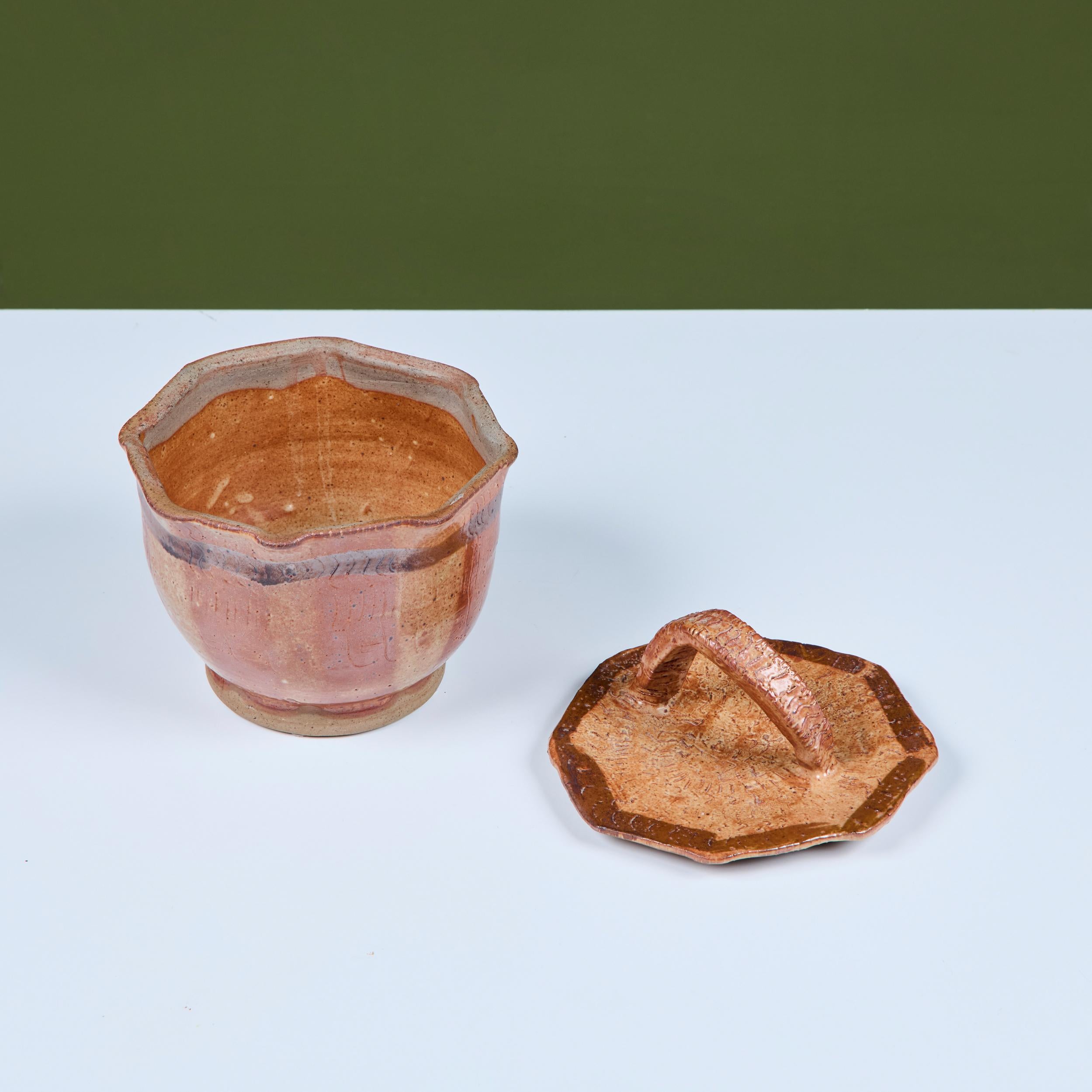 Bol à couvercle en céramique émaillée de Studio en vente 4