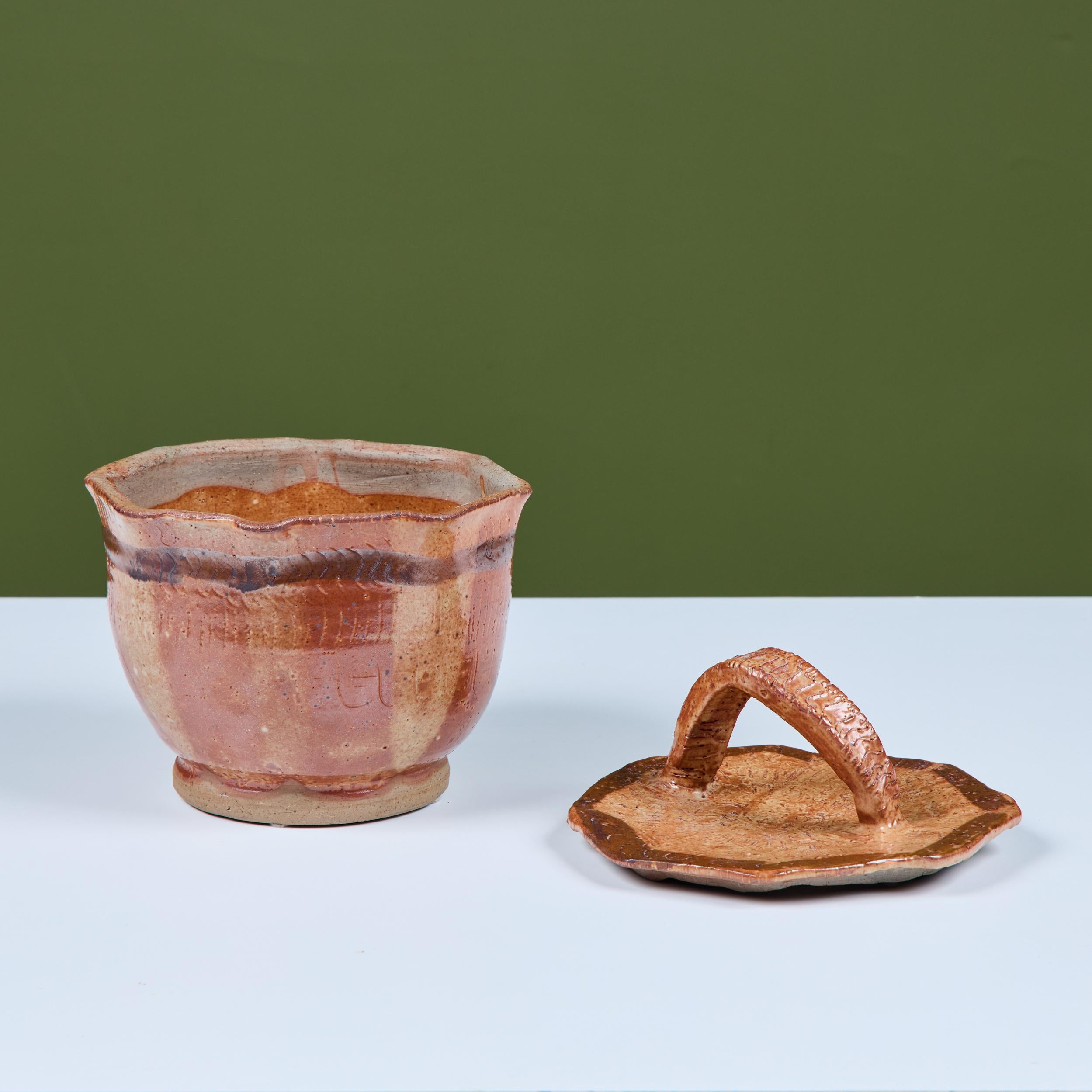 Vernissé Bol à couvercle en céramique émaillée de Studio en vente