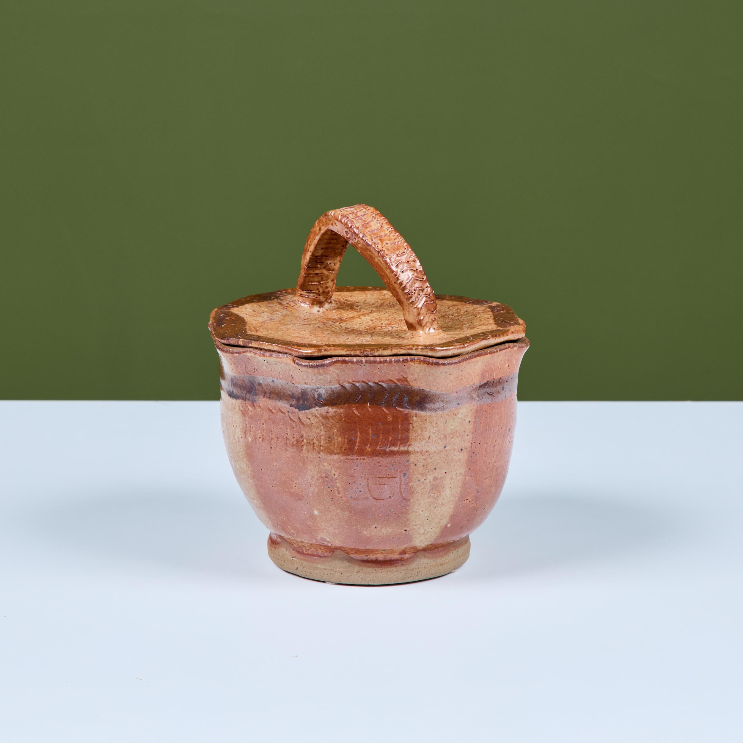 Bol à couvercle en céramique émaillée de Studio en vente 2