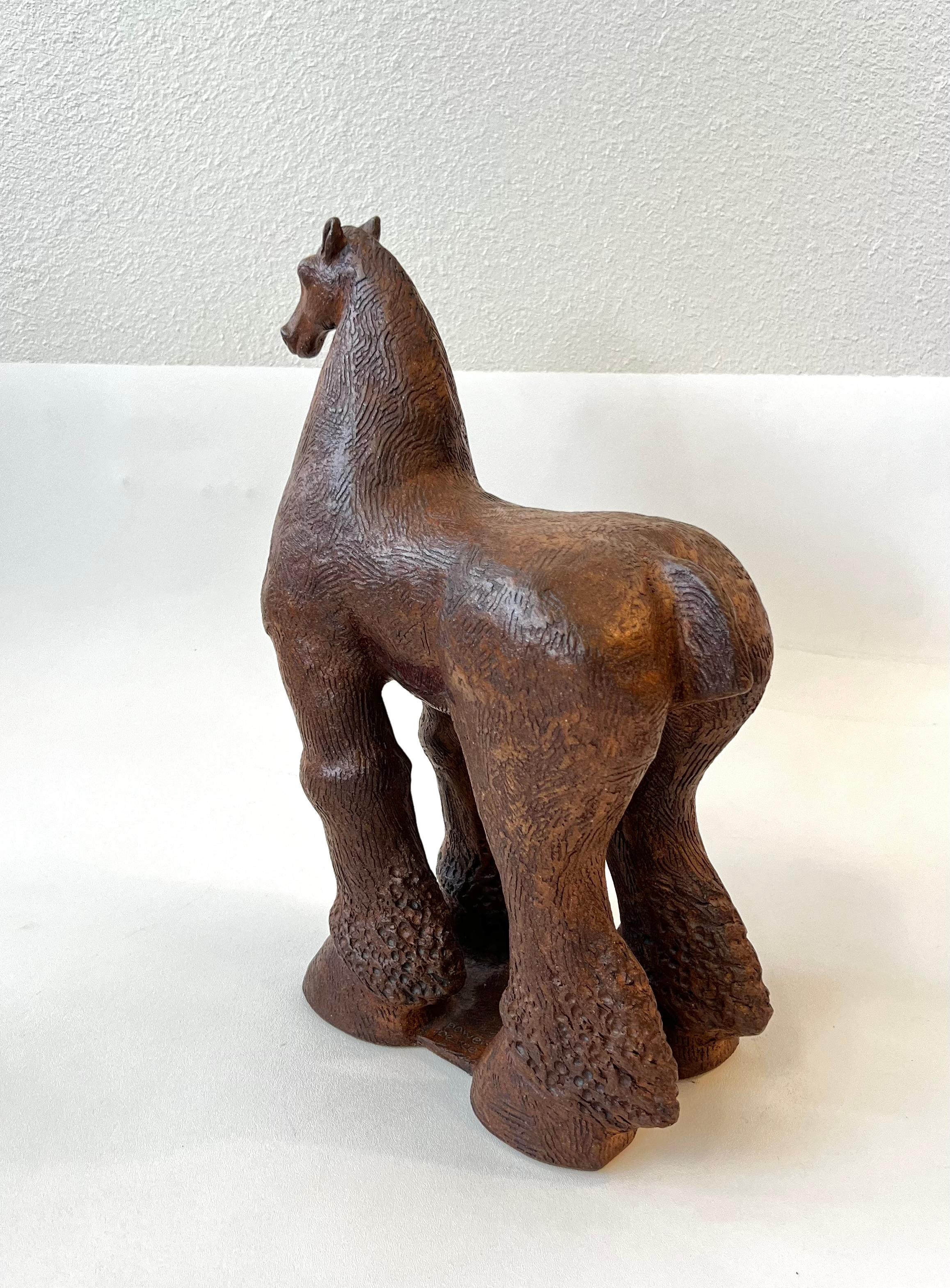 Escultura de cerámica de estudio Caballo Karin Swildens Hecho a mano en venta