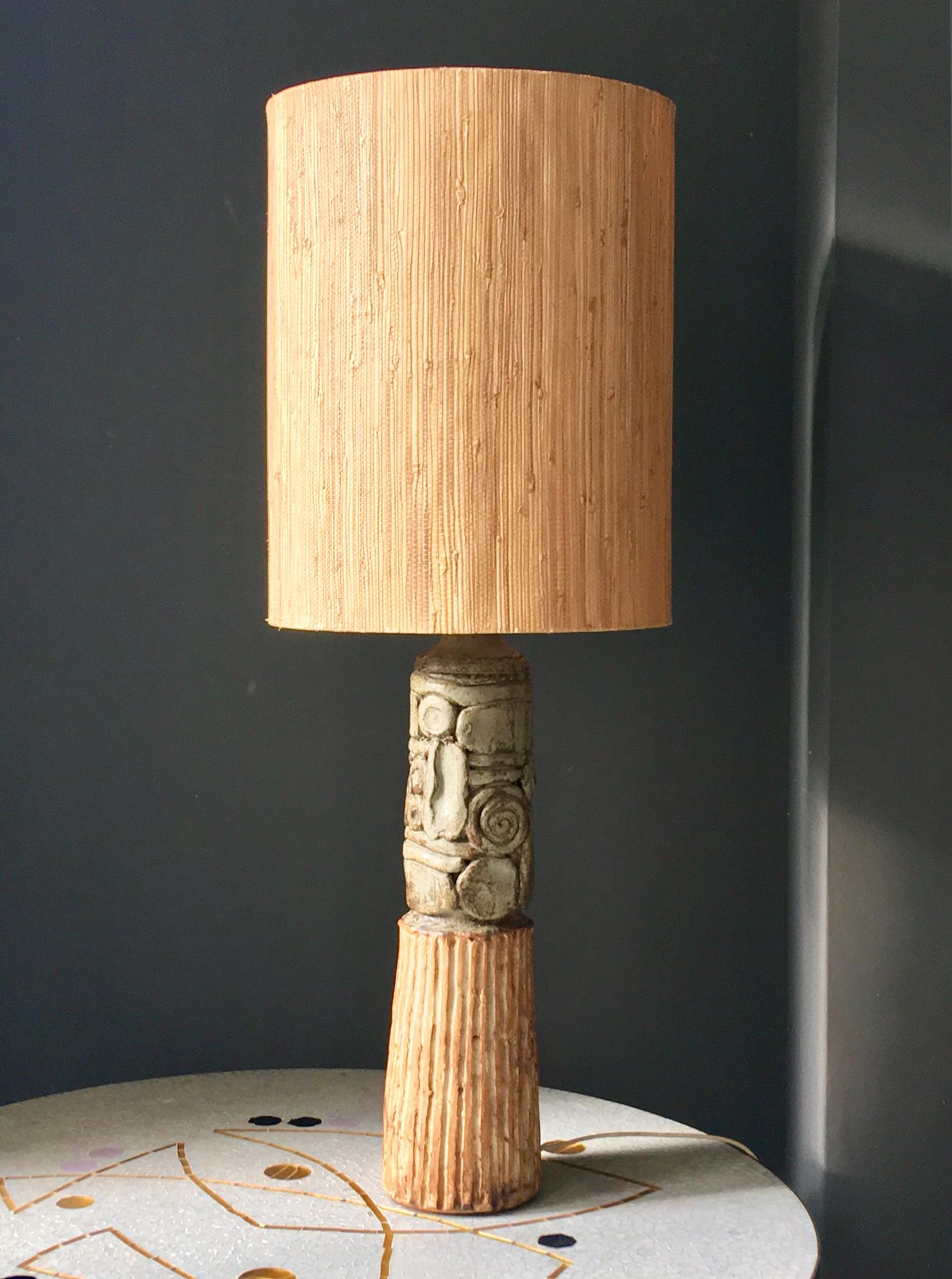 Monumental or oversize studio ceramic table lamp in natural tones by Bernard Rooke, England mid-20th century.

A beautiful statement piece, made up of a ceramic base with organic patterns in natural tones of sand and stone, together with the