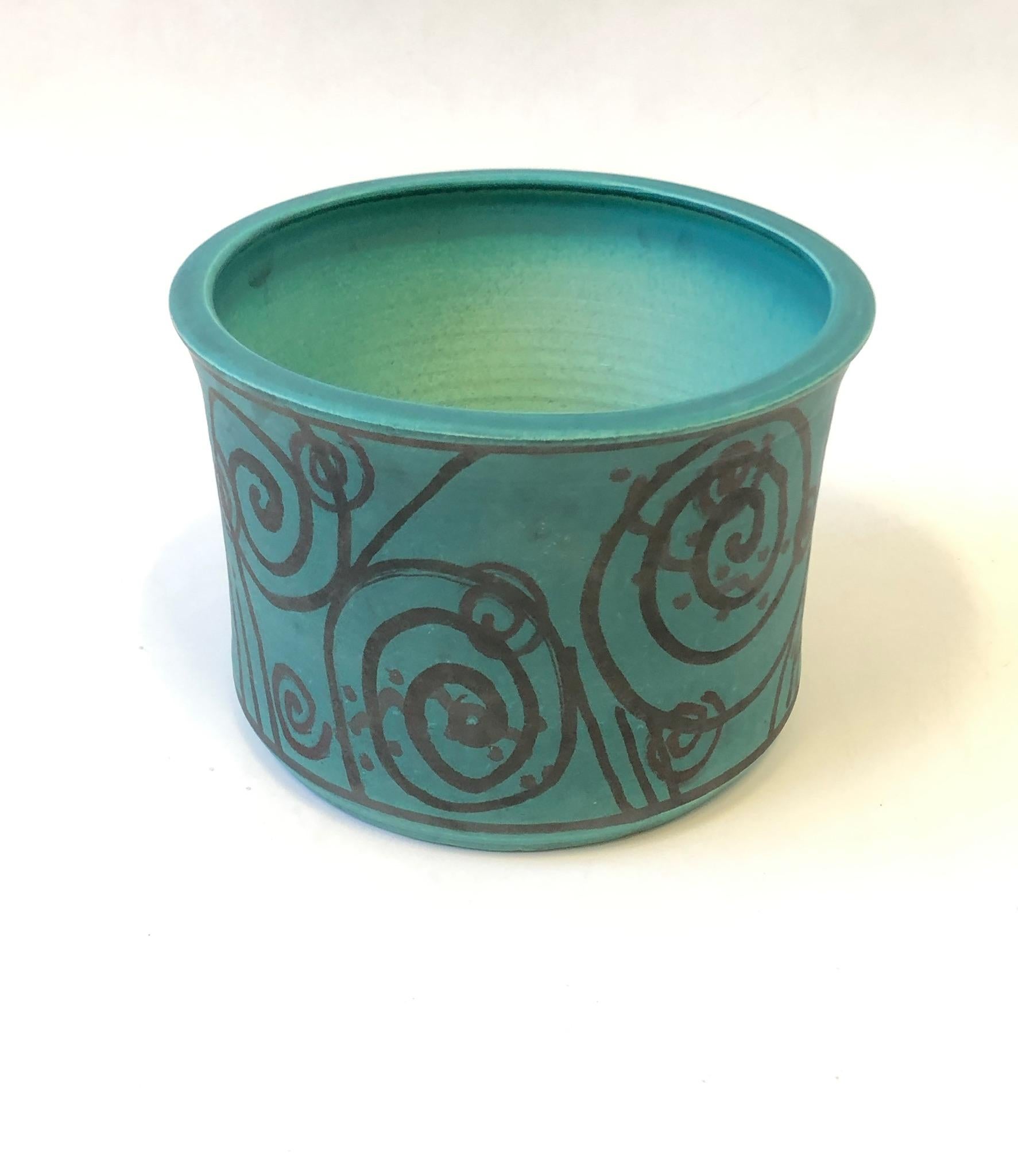 A beautiful emerald green studio ceramic planter by Gary McCloy for Steve Chase. The planter has a matted glazed with black abstract design. Hand signed and marked exclusively for Steve Chase( see detail photos). 

Measurements: 7.5/8” high 11”