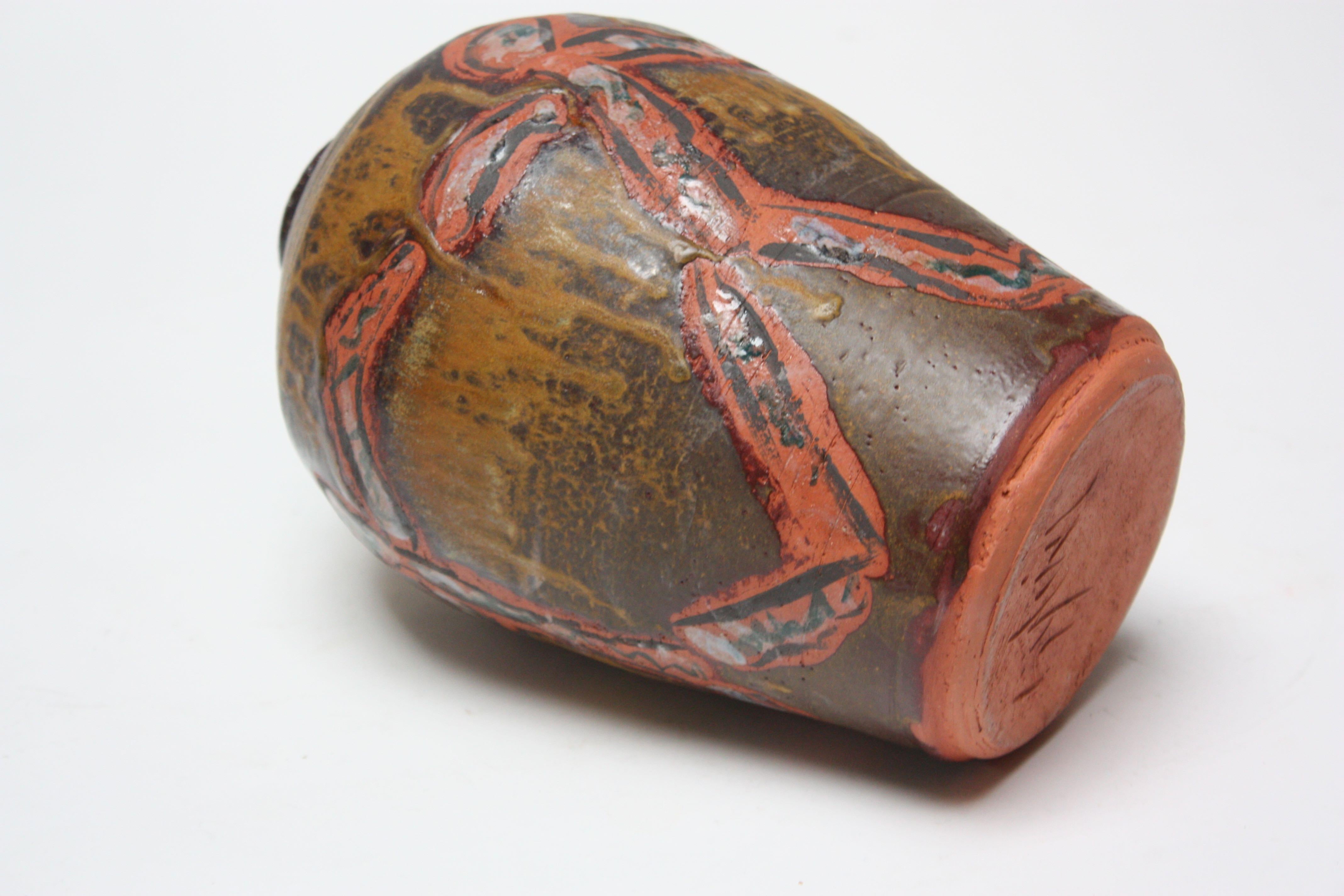 Américain Vase en terre cuite Studio Ceramic avec motif figuratif de forme crue en vente
