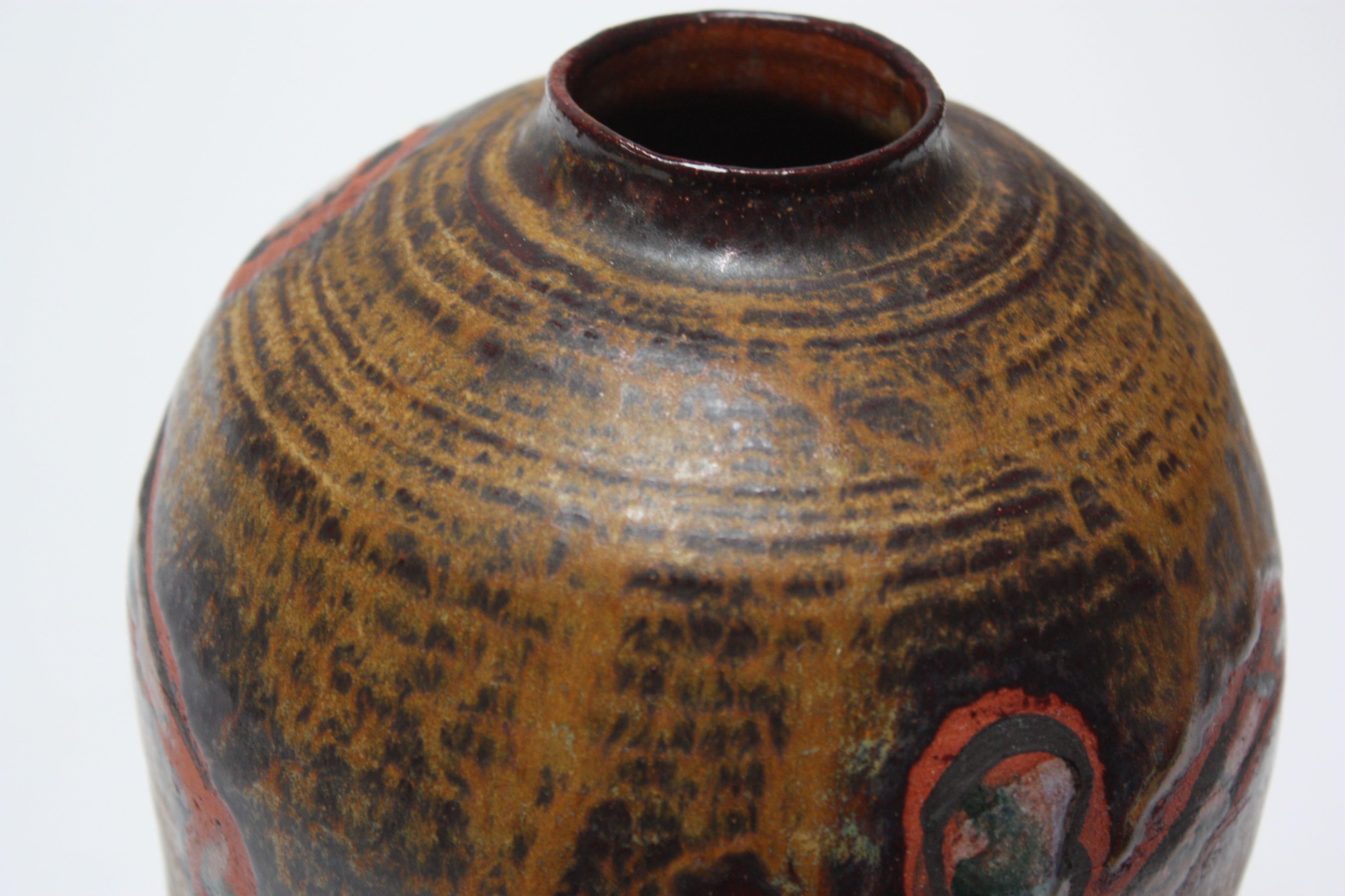 Terre cuite Vase en terre cuite Studio Ceramic avec motif figuratif de forme crue en vente